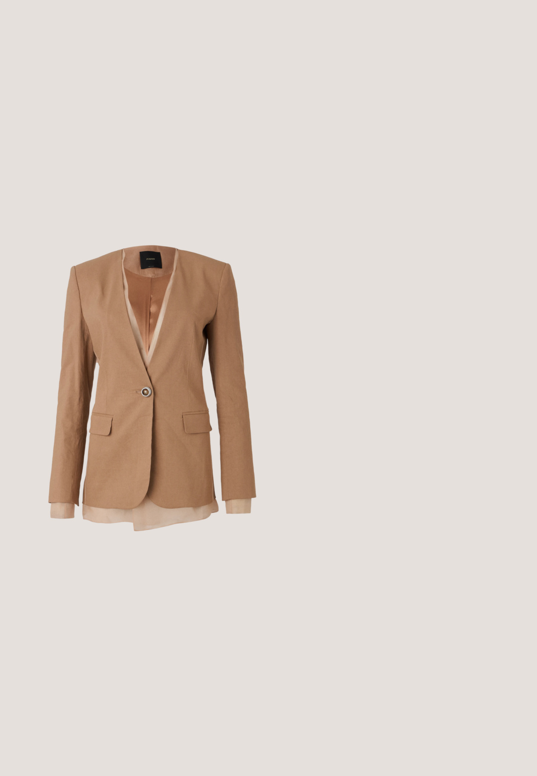 Veste cintrée marron avec un décolleté en V profond, deux poches avant et une fermeture à un seul bouton. La couche intérieure est en satin et de couleur plus claire.; Blouse beige à manches longues avec un détail noué au niveau du col, texture lisse et poignets froncés, présentant un ourlet arrondi.; Jupe beige mi-longue en A, fabriquée en tissu texturé, dotée d'une fente frontale et d'une taille élastique pour plus de confort.; Sandales compensées en daim marron avec un bout rond, une sangle à la cheville et un talon en jute tissé. Doublure en coton et semelle intérieure texturée.; Sac à main en cuir marron au design structuré, avec des coutures contrastantes, un fermoir en laiton, une bandoulière amovible et une anse supérieure.; Broche en forme de papillon en métal doré orné de strass clairs, avec des ailes détaillées et un design central du corps.
