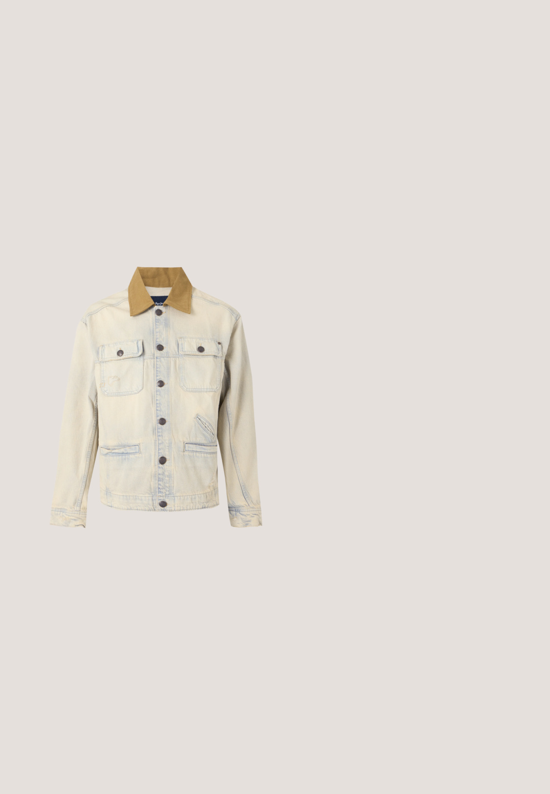 Chaqueta vaquera beige con cuello marrón, cierre de botones en la parte delantera, dos bolsillos en el pecho con solapas y dos bolsillos laterales inferiores.; Sudadera beige con cuello redondo, mangas largas, puños y bajo acanalados, y un pequeño detalle en forma de V cosido debajo del cuello.; Camiseta de algodón blanca con mangas cortas, cuello redondo y bolsillo en el pecho. Textura suave y diseño minimalista. Sin patrones o acentos visibles.; Pantalones chinos beige de pierna recta hechos de tela de algodón ligera. Presentan dos bolsillos delanteros y cierre de botón. Textura suave, detalles mínimos.; Zapatilla blanca de corte bajo con cierre de cordones y suela plana, mostrada de perfil sobre un fondo neutro.; Bolsa de tela marrón con dos asas largas. La parte frontal presenta texto blanco que dice "LES DEUX". Diseño sencillo, material resistente y forma plana.