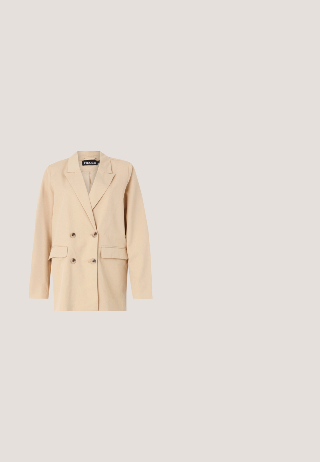Blazer beige à double boutonnage avec un col cranté, doté de deux poches avant et de grands boutons. Fabriqué en tissu léger avec une texture lisse.; Débardeur blanc côtelé sans manches avec encolure dégagée et étiquette Topshop à l'arrière du col intérieur, présenté sur un fond uni.; Jean en denim bleu clair taille haute avec poches avant, passants pour ceinture, fermeture à boutons et jambes fuselées sur fond blanc.; Baskets blanches avec semelles en caoutchouc texturées et lacets plats, associées à un pantalon bleu marine foncé affichant un tissu fluide et ample et une coupe ajustée.; Sac en cuir beige, de forme rectangulaire, avec une bandoulière unique, une fermeture à rabat et des accents en métal doré. Nom de la marque embossé à l'avant.; Paire de boucles d'oreilles créoles en or poli de taille moyenne, avec une surface fine et lisse et des fermoirs simples.
