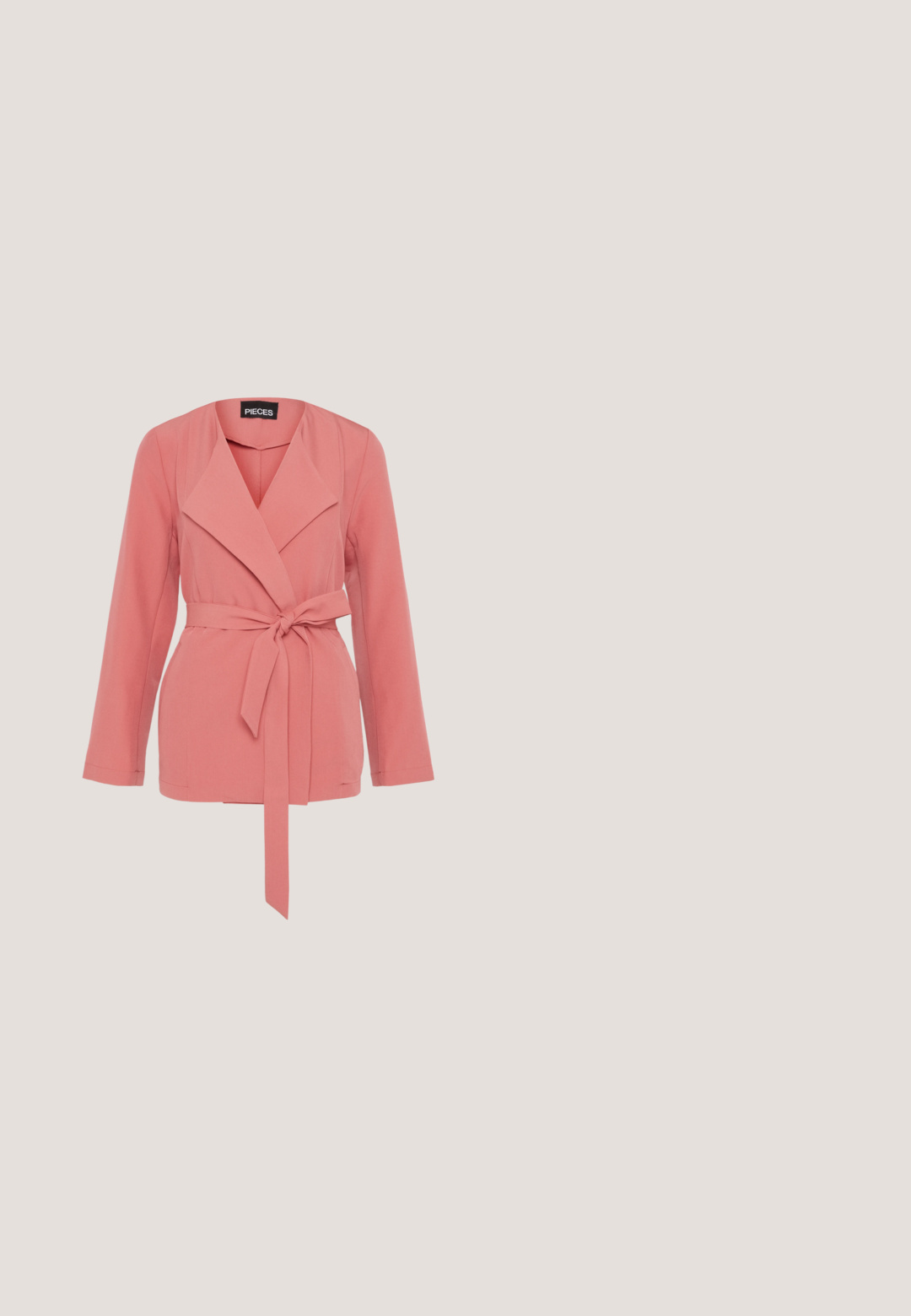 Blazer rose pâle avec un design enveloppant, des manches longues et une ceinture à nouer. Fabriqué en tissu lisse, il comprend un col à revers et une coupe structurée.; Vero Moda VMHONEY - Combinaison - rose brown; Sandale à talon haut corail rose avec fines brides croisées sur les orteils et bride de cheville ajustable avec boucle argentée sur fond blanc.; Lunettes de soleil roses et transparentes avec une monture carrée et des verres dégradés marron. Équipées de branches fines et de légèrestextures sur les charnières.; Sac à main blanc avec imprimé floral rose, fermeture dorée, poignée supérieure et bandoulière détachable sur fond blanc uni.; Boucles d'oreilles ton or avec des grappes de pierres précieuses roses et transparentes formant un anneau carré et une grande pierre carrée rose en haut.
