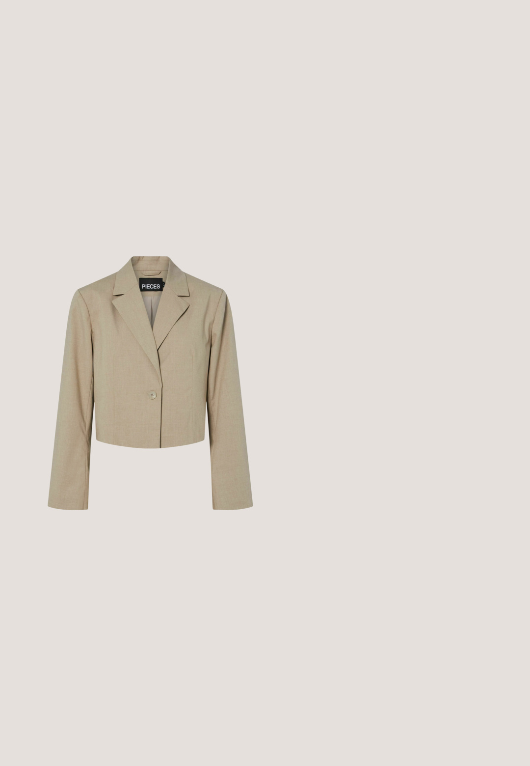 Blazer beige court en tissu texturé, avec col à revers, fermeture à un bouton, et manches longues.; Débardeur beige côtelé sans manches avec encolure large, taille small, étiquette de la marque JJXX à l’intérieur du col.; Pantalon beige à jambes larges avec une texture lisse en lin, doté d'une taille haute et de plis subtils à l'avant, étiquette de marque à l'intérieur.; Baskets en daim beige avec un bout arrondi, des accents de couture blanche, des lacets plats et un talon de couleur claire. Semelle en caoutchouc légère.; Lunettes de soleil beiges à finition mate, forme carrée, verres teintés marron, et branches fines avec logo embossé sur le côté.; Sac à épaule en cuir marron avec une poignée fine et courbée et un logo doré « Lancaster Paris » centré sur le devant.
