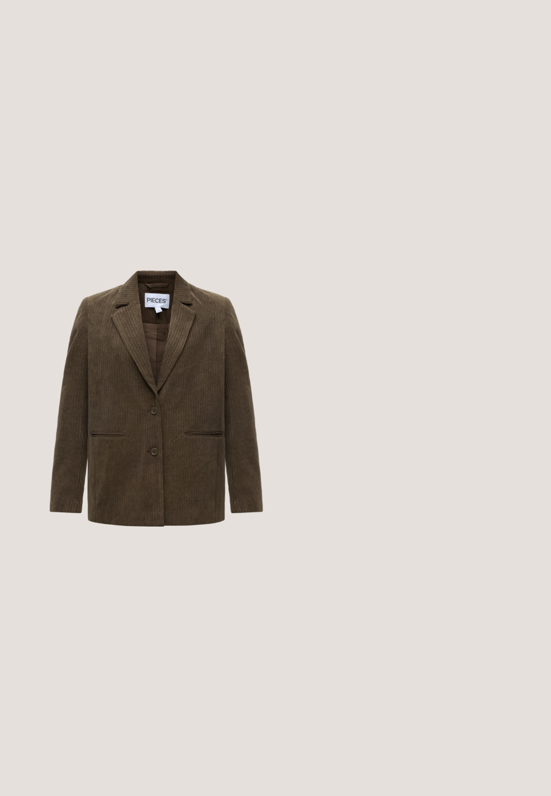 Blazer en velours côtelé marron avec revers crantés, deux boutons et deux poches avant passepoilées, présenté sur fond blanc.; Blouse beige à manches courtes avec imprimé tigre et feuilles marron, encolure froncée avec un lien et des boutons sur le devant.; Envii AUSTION PANTS - Pantalon classique - chocolate torte; Chaussure basse à talon en cuir marron avec broderie florale et lacets à l'avant sur fond blanc.; Sac à main en cuir marron avec une silhouette incurvée, une seule sangle et des garnitures en or. Il présente un accent tressé et une texture lisse et mate.; Paire de clous d'oreilles en forme de nœud, couleur or brillant, sur un fond blanc uni.