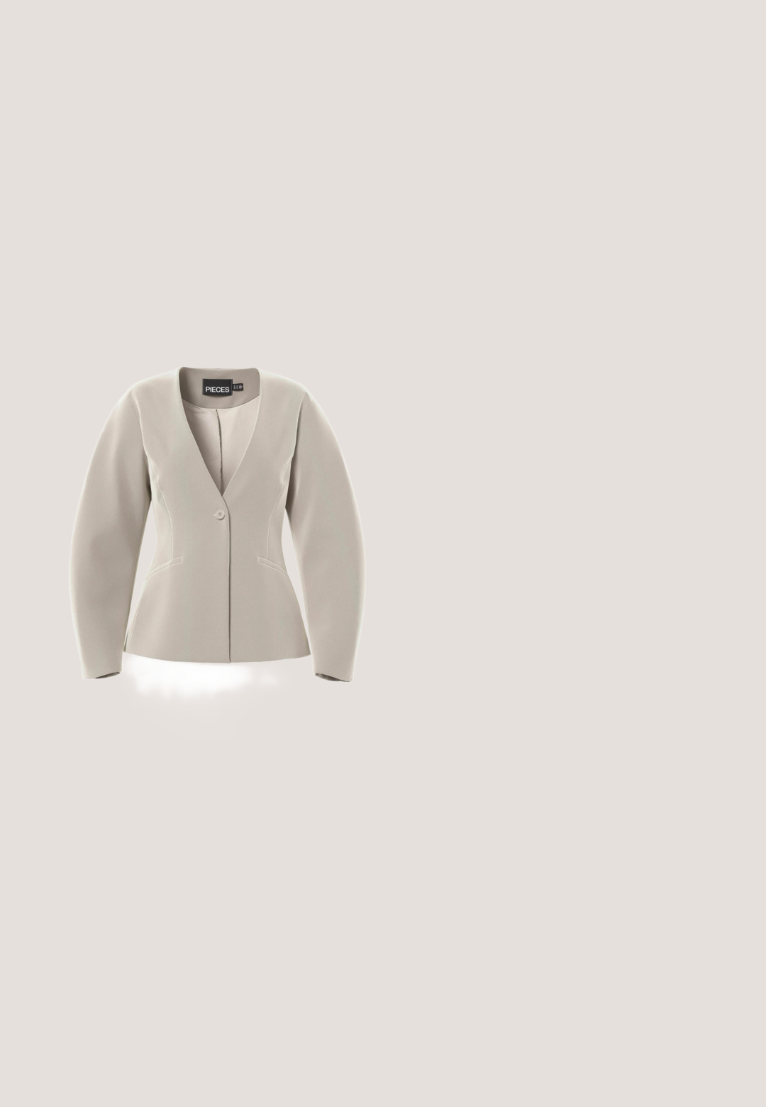 Blazer beige ajusté avec col en V, fermeture par un bouton, manches longues et deux poches fendues, étiquette "PIECES" à l'intérieur du col.; Chemise blanche à manches longues avec des rayures horizontales bleu marine et un petit logo "GANT" sur le poignet de la manche gauche.; Pantalons beiges raccourcis avec une texture lisse, plis avant, deux poches latérales et une taille. Conception à jambes droites avec une finition épurée.; Mocassin en cuir noir avec un petit talon, un bout arrondi et un détail de boucle métallique décorative à l'avant.; Écharpe en soie beige avec un motif abstrait répété, bordée d'une couleur claire contrastante. Le design est lisse avec un éclat subtil.; Sac en cuir tan à bandoulière avec finition texturée, matériel doré, fermeture éclair et sangle ajustable. Présente un logo embossé à l'avant.