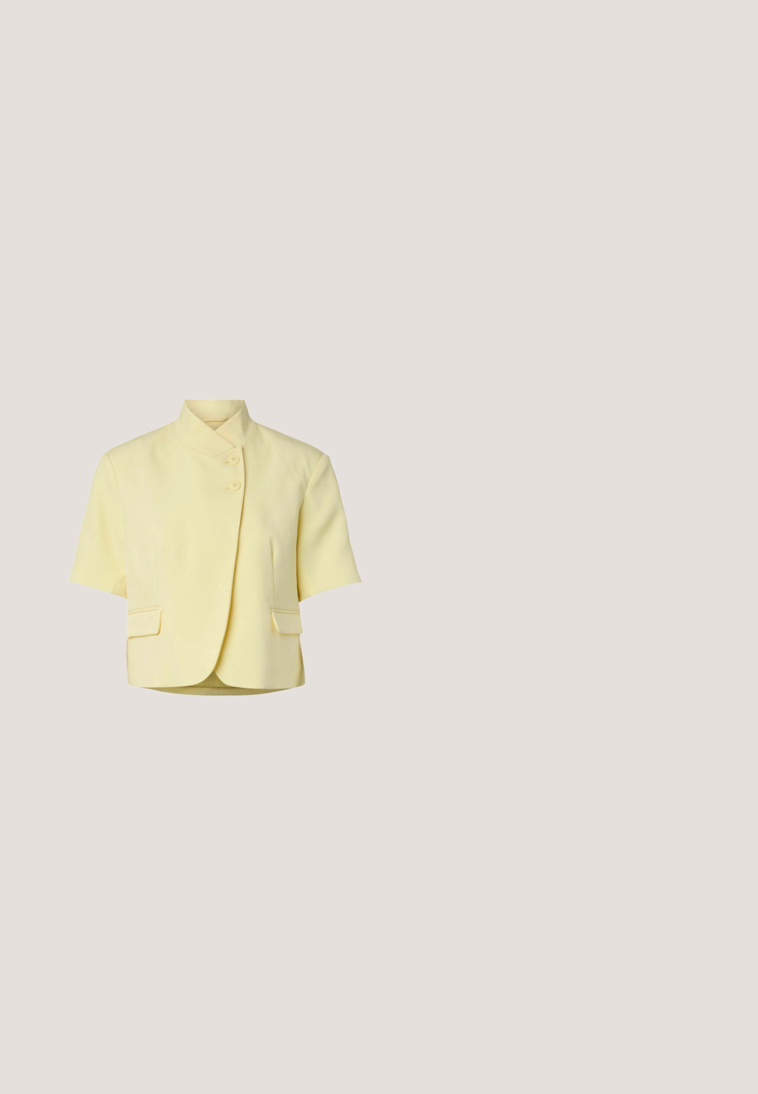 Chaqueta de manga corta en amarillo pálido con cuello alto, dos botones en el frente y dos bolsillos con solapa en la cintura.; Vestido maxi blanco con escote en V, mangas cortas abullonadas, botones en el frente y un patrón de puntos bordados. La tela es ligera y de corte holgado.; Sandalia blanca de punta abierta con tacón grueso, tira frontal de encaje y tirante ajustable en el tobillo con hebilla plateada sobre un fondo liso.; Gafas de sol rectangulares negras con lentes oscuros, con un acento de cristal en forma de diamante en cada patilla y un marco brillante.; Bolso de mano rectangular de noche en dorado con filas diagonales de perlas y pedrería, asa superior y cadena dorada sobre un fondo blanco.; Pendientes de aro plateados incrustados con cristales facetados transparentes, con cierre de poste y tapones auriculares transparentes sobre un fondo blanco.