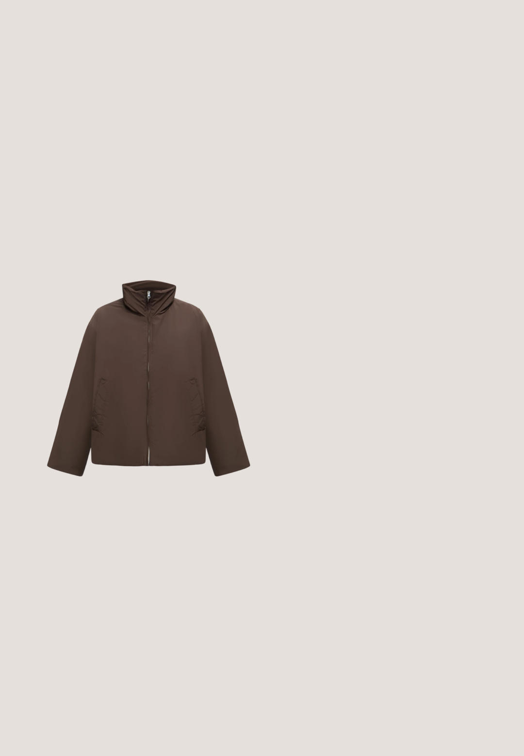 Bruine lichte jas met hoge kraag, rits aan de voorkant en zijzakken, weergegeven op een effen lichte achtergrond.; Polo-shirt met lange mouwen met bruine, beige en witte horizontale strepen, knoopsluiting en klein "BG" logo op de borst.; Brede broekspijpen in donkerbruin, gemaakt van zachte stof met een elastische tailleband en een nette zoomafwerking, ideaal voor comfort en casual draagstijl.; Olijfgroene suède enkellaarsjes met een dikke, gestructureerde zool en een trekband. Gecombineerd met lichtblauwe, versierde spijkerbroek.; Bruine rechthoekige schoudertas met lange riemen en minimale stikdetails op een effen achtergrond.; Ketting, armband en oorbellen met afwisselend witte parels en heldere ronde kristallen aan een zilveren ketting, gerangschikt op een lichte achtergrond.