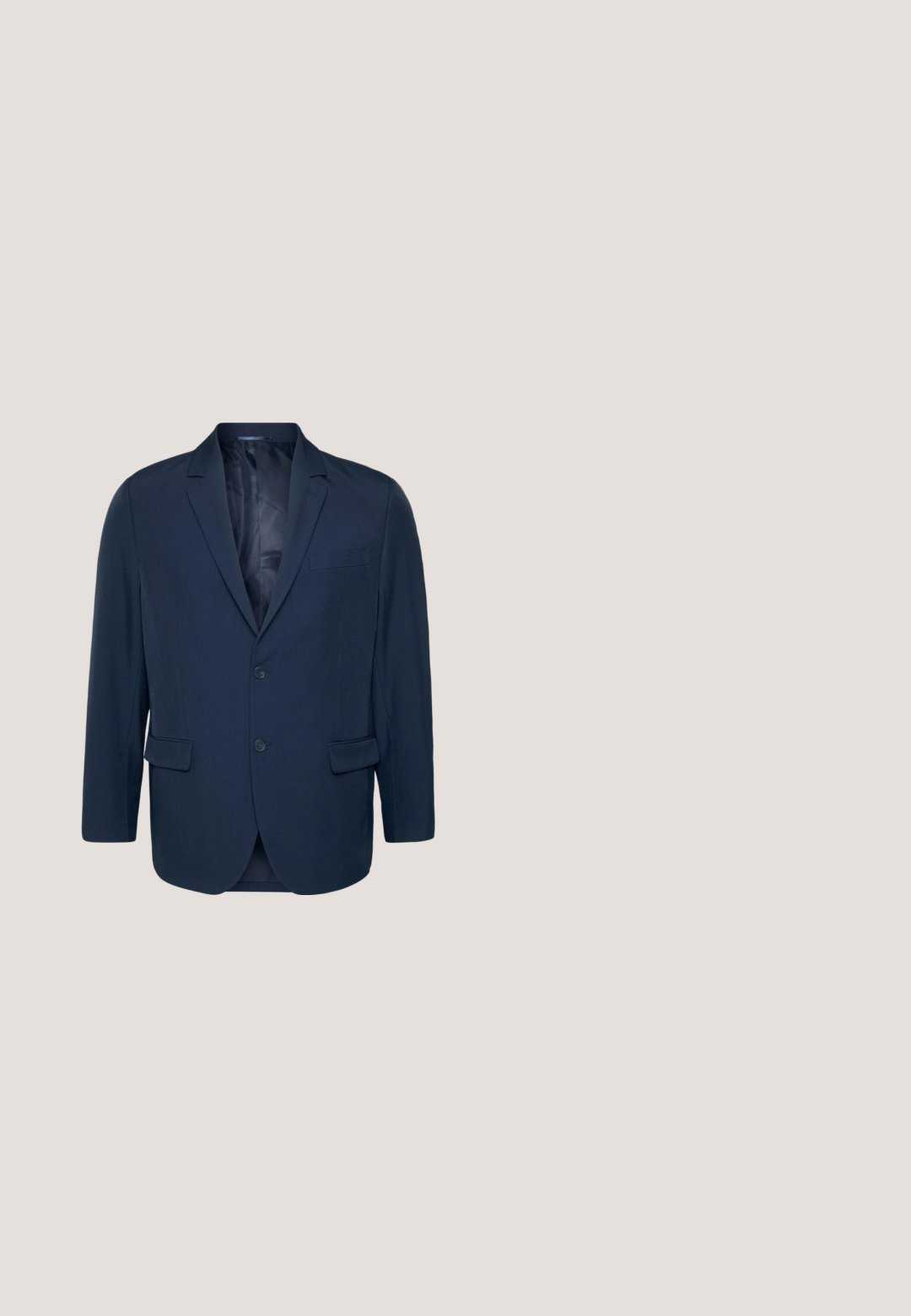 Veston bleu marine avec deux boutons sur le devant, revers crantés et deux poches latérales. Texture lisse avec une doublure intérieure en satin.; Chemise blanche à manches longues et boutonnée, en coton. Présente un col pointu et six boutons sur le devant. Texture lisse, coupe régulière.; Pantalon bleu marine à coupe ajustée, confectionné dans un tissu lisse, doté d'une ceinture standard et de poches latérales. Aucun motif ou accent visible.; Chaussure Oxford en cuir noir avec lacets, suspendue en l'air au-dessus d'un tapis beige dans un cadre minimaliste.; Nœud papillon bleu marine avec texture ribbée, accompagné d'un mouchoir de poche assorti. Les deux présentent une couleur unie et une finition en tissu lisse.; Ceinture en cuir noir roulée avec une boucle métallique argentée rectangulaire sur un fond clair uni.