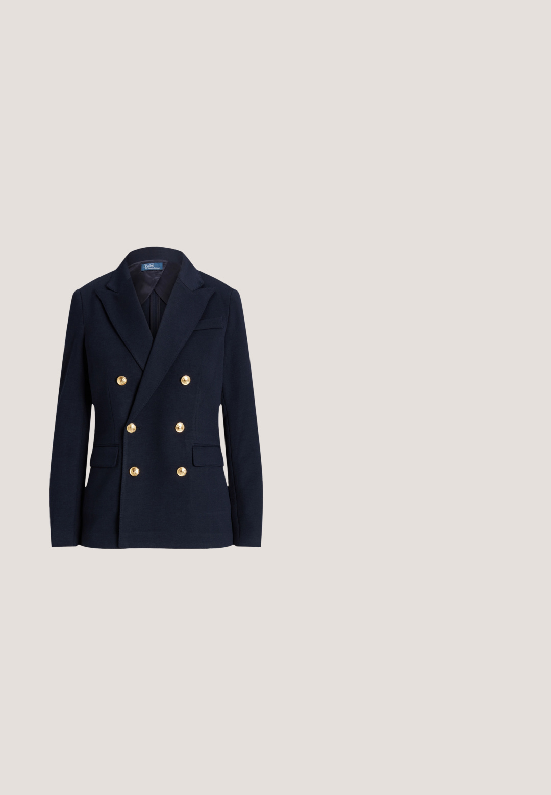 Tumesinine kahe rea kullast nuppudega bleiser, sälgudega krae, klapitaskud ja Polo by Ralph Lauren silt krae sees.; Valge soonikkoes varrukateta kampsunisärk sinise triibulise V-kaeluse ja rinnal asuva Polo Ralph Laureni Wimbledon'i logoga.; Valge pika varrukaga nööpidega särk, millel on terav krae ja musta tikandiga logo vasakul rinnal.; Tumesinine ja roheline volditud seelik, millel on tartaani muster ja luku sulgemine taga.; Tumepruun nahast loafers palmikutega ja kuldse pandlaga musta tallaga, näidatud küljelt neutraalsel taustal.; Pruun nahast käekott kuldse RLL-logoga, pealmise käepideme, eemaldatava õlarihmaga ja väikese kinnitatud nahast sildiga.