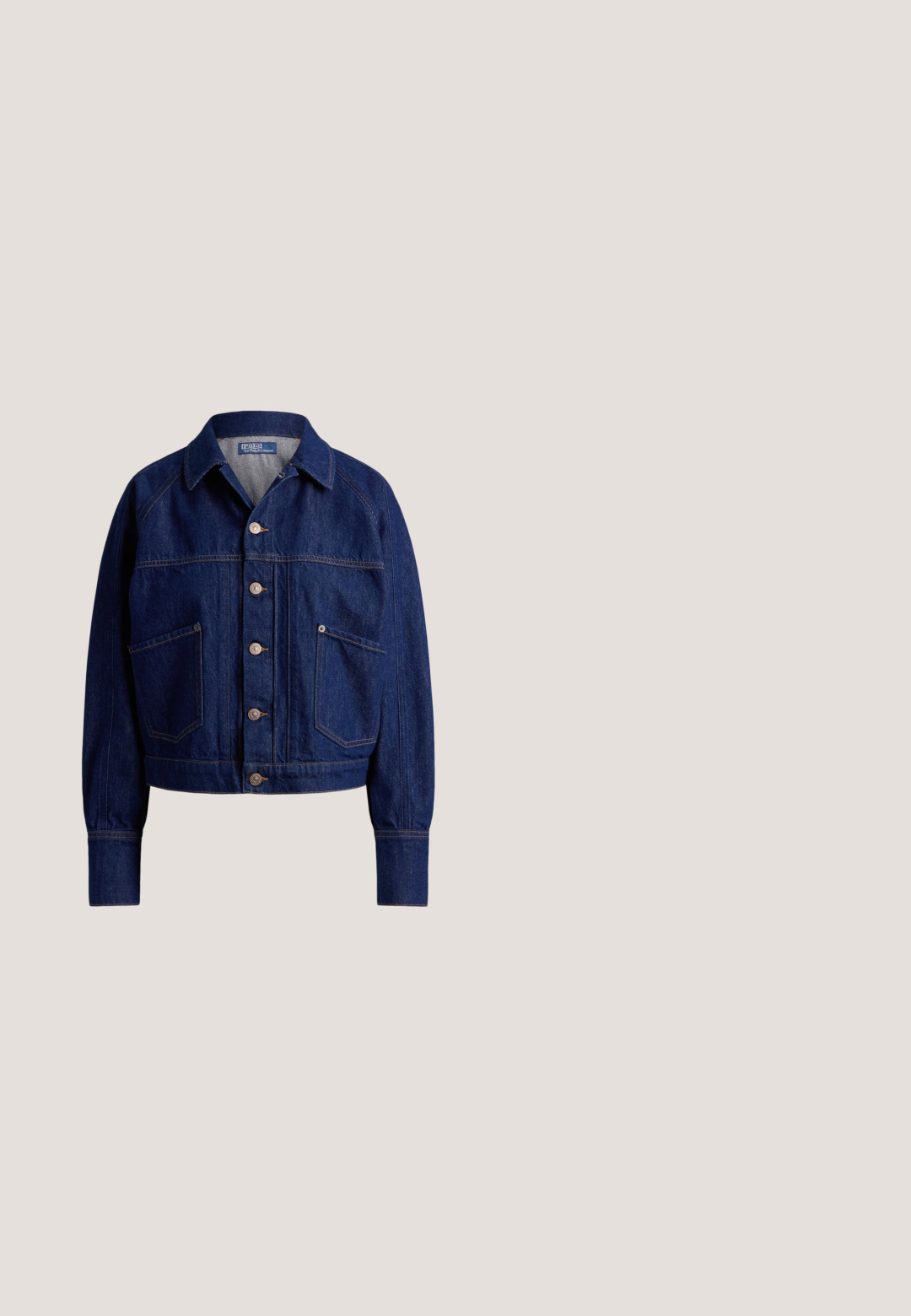 Veste en jean bleu foncé avec fermeture boutonnée sur le devant, deux grandes poches inclinées, manches longues et col.; Polo blanc à manches courtes avec des rayures horizontales bleu marine et le logo brodé "Lauren Ralph Lauren" sur le côté gauche de la poitrine.; Pantalon blanc à jambes larges en coton, avec une taille haute, une fermeture par boutons et de fines plis discrets courant à l'avant.; Mocassin en cuir marron avec motif crocodile, talon en bois bas et une bride sur le dessus, présenté sur un fond uni.; Sac à main en daim marron en forme de croissant avec sangle réglable en cuir foncé et détail de boucle dorée sur fond uni.; Bracelet en corde torsadée dorée à extrémités ouvertes avec des perles ressemblant à des perles à chaque extrémité sur fond gris clair.