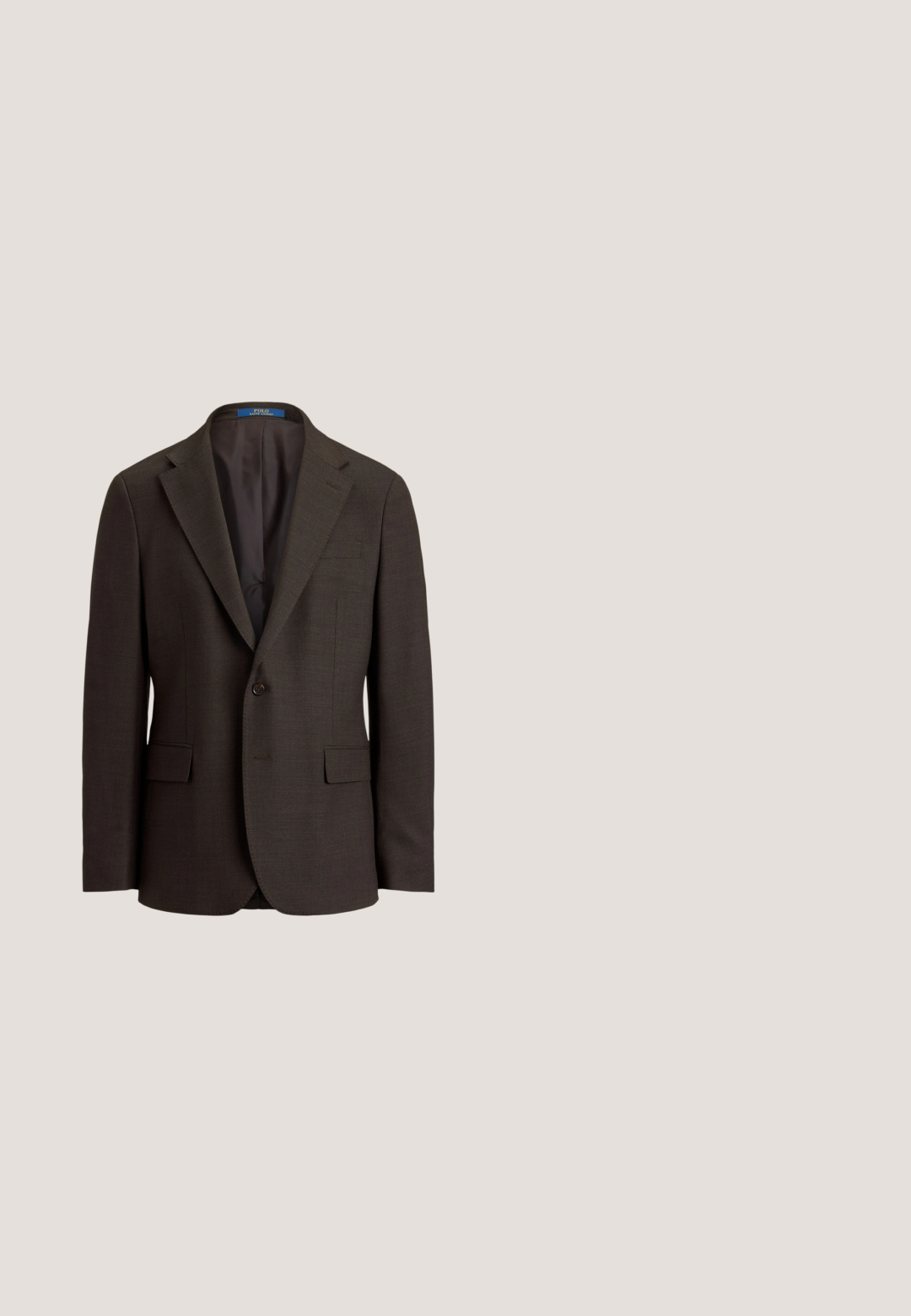 Blazer masculino de un botón de color marrón oscuro con solapas con muesca, bolsillos con solapa y forro interior liso, presentado sobre un fondo liso.; Suéter beige de manga larga con cuello redondo, puños y dobladillo acanalados, con un pequeño logo bordado en el pecho izquierdo.; Pantalones ajustados color verde oliva con una textura suave, diseño de pierna recta, un botón frontal y bolsillos laterales para mayor funcionalidad.; Mocasines de cuero marrón con un diseño elegante, punta redondeada y pequeño detalle de hardware dorado. Textura suave y tacón bajo. Estilo clásico.; Reloj dorado con una esfera blanca texturizada, correa de cuero negro, marcadores de hora delgados y una pequeña manecilla de segundos azul. Nombre de la marca visible.; Cinturón de cuero marrón con textura lisa, hebilla rectangular de metal en tono plateado y múltiples agujeros para ajustar la talla.