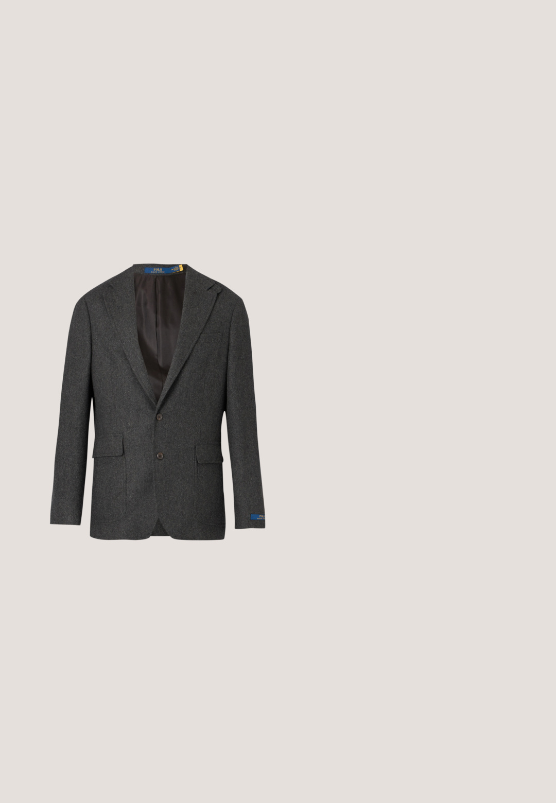 Blazer homme gris foncé avec revers crantés, deux poches à rabat à l'avant, deux boutons et une étiquette intérieure partiellement visible.; Chemise à manches longues vert olive texturée, boutonnée, avec col et poignets, présentée sur un fond clair uni.; Pantalon noir slim fit avec passants de ceinture et motif texturé subtil, présenté sur un fond clair uni.; Mocassin pour homme en cuir noir, sans lacets, avec petit talon et coutures décoratives à l'avant et sur les côtés, sur fond blanc.; Cravate verte avec un motif de raquettes de tennis vintage, chemises blanches, pulls, casquettes, balles de tennis et motifs de filet.; Ceinture en cuir texturé brun foncé roulée avec boucle rectangulaire en argent gravée de "Tiger of Sweden" sur un fond clair.