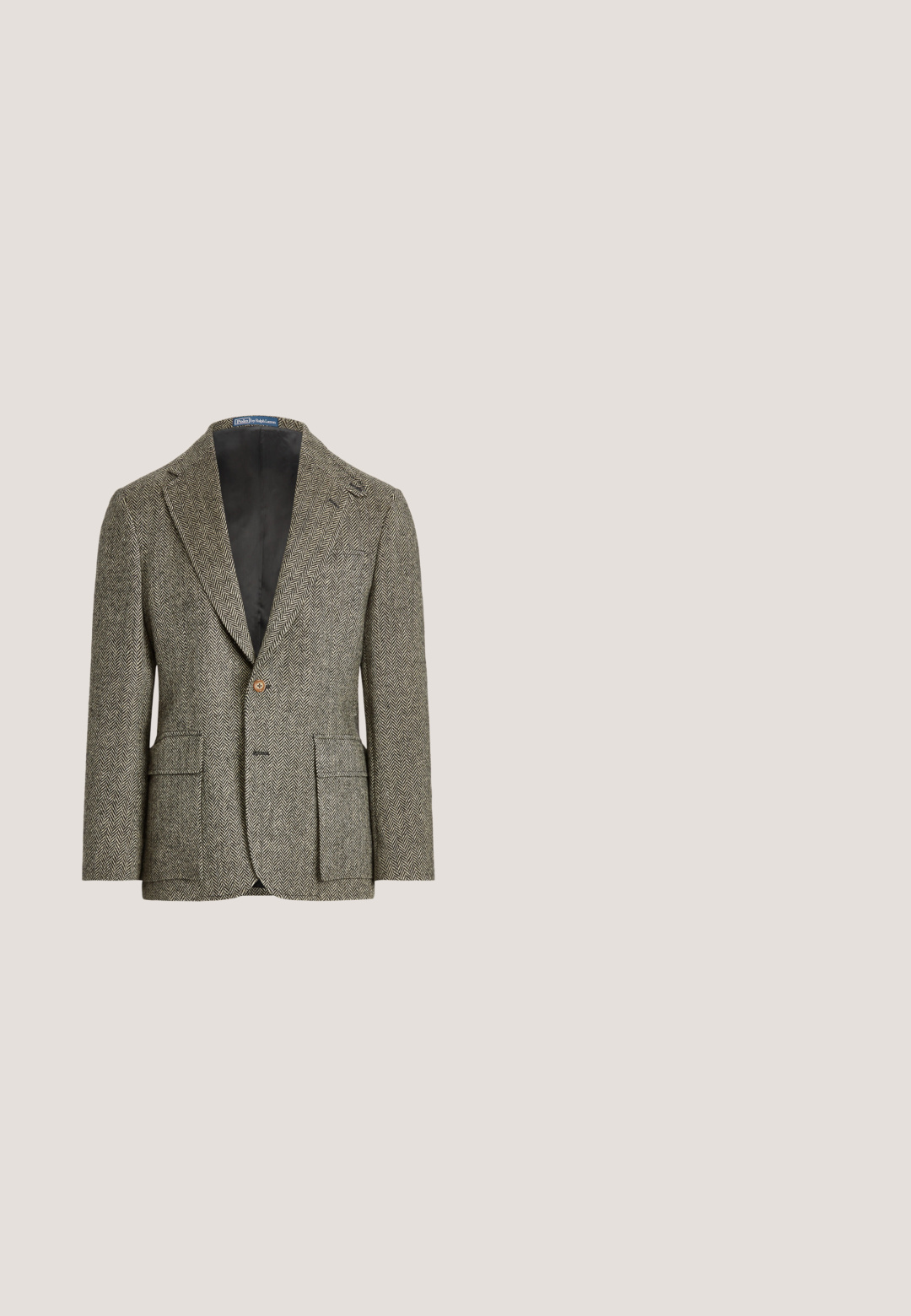 Blazer de hombre marrón y blanco con estampado espiga, solapas con muesca, cierre de un solo botón y bolsillos delanteros con solapa.; Jersey de cuello alto beige con un patrón de punto texturizado, puños y dobladillo acanalados. Hecho de una tela suave, presenta una silueta ajustada.; Pantalones de pana marrón con un diseño de pierna recta, que cuentan con un cierre de botón en la parte delantera y lazos para cinturón estándar. Textura suave y corte clásico.; Zapato de vestir brogue de cuero marrón con detalles perforados y cordones negros, mostrado de perfil en un fondo blanco.; Bufanda a cuadros marrón hecha de un tejido suave con flecos en los bordes. Presenta una mezcla de líneas marrón oscuro, naranja, negro y azul claro en un diseño a cuadros.; Bolso mensajero de cuero en un burdeos profundo. Cuenta con un asa superior, correa de hombro desmontable, tapa frontal con doble hebilla y una textura suave.