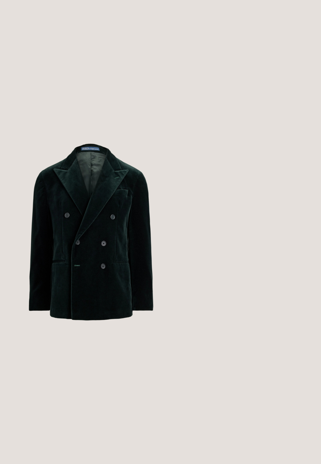 Donkergroene fluwelen dubbelgeknoopte blazer met brede revers, zes knopen, twee voorzakken, borstzak en binnenvoering.; Korte mouwen overhemd van lichtgewicht stof met een witte basis en een herhalend bloemenpatroon in rood en groen. Voorzien van een kraag en knopen.; Donkergroene broek van textured stof, met zijzakken, een knoopsluiting aan de voorkant en opgerolde manchetten voor een gepolijste uitstraling.; Bruine leren veterschoenen met een brogue-design, gestructureerde bovenkant, rubberen zool en een lusstuk. Stevige constructie met ingewikkelde details.; Gele zijden bandana met zwarte paisley- en bloemmotieven, los gevouwen en in het midden vastgeknoopt.; Een bruine leren riem met een sierlijke bronzen leeuwenkopgesp, complexe stiksels en een decoratief randpatroon.