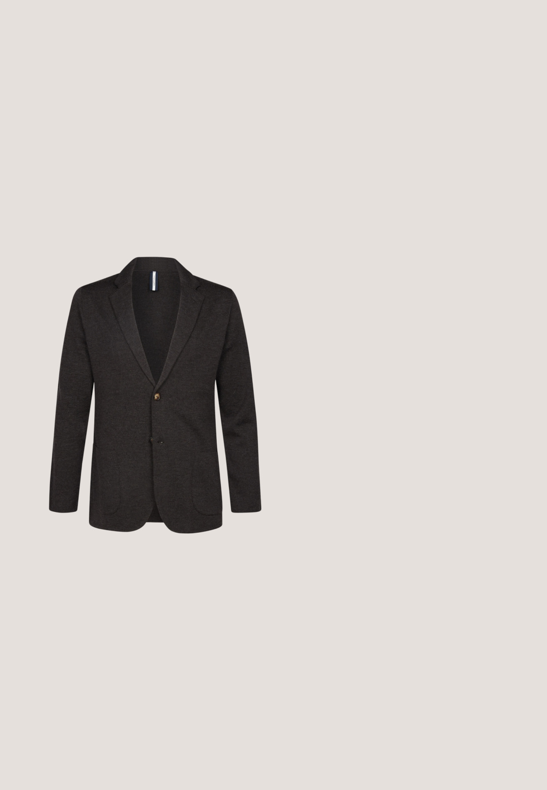 Getextureerde donkerbruine blazer met een ingezette revers, twee voorzakken, sluiting met één knoop en een getailleerde pasvorm.; Olijfgroene blouse met lange mouwen, met knopen en een scherpe kraag, enkele borstzak, en een vlakke textuur. Donkere knopen en gestikte zoomdetails.; Grijze denim jeans met een slim fit, voorzien van vijf zakken, een knoopsluiting en subtiele stikseldetails. Zachte textuur en een strakke uitstraling.; Suède sneakers in gedempt olijfgroen met een witte rubberen zool. Voorzien van een ronde neus, platte veters en een achteraccent in een iets donkerder groen.; Bruine leren crossbodytas met voorklepzak en verstelbare zwarte schouderriem, met "THE BRIDGE" logo-plaatje.; Elastische geweven riem in beige met een zilverkleurige metalen gesp en bruine suède accenten. Heeft een gevlochten structuur voor flexibiliteit en draagcomfort.