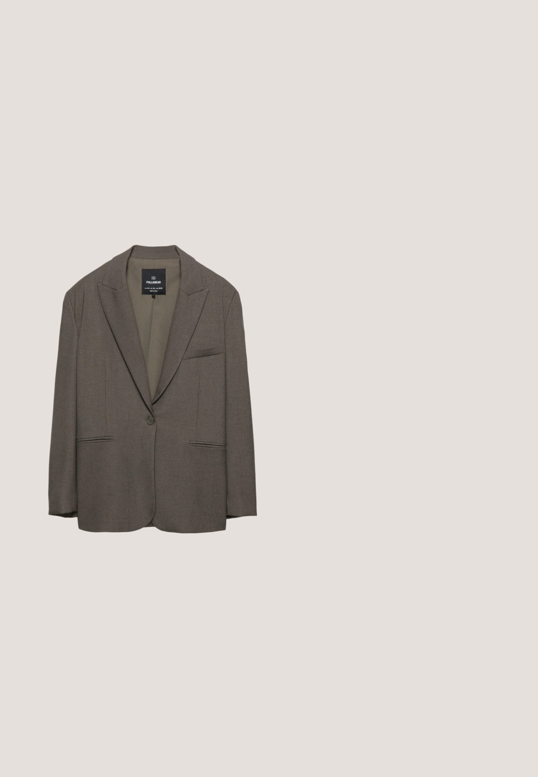 Brun enkelknapsblazer med hakket revers, to forlommer og en brystlomme, lavet af Pull&Bear.; V-hals, langærmet sweater i lysegrå strikket stof med ribbet kant. Let vægt, let cropped design med afslappet pasform.; Beige og hvide lodrette stribede skjorte med lange ærmer, knapper, krave og enkel brystlomme.; Beige vide benbukser med plisseret front, knaplukning og en glat tekstur. Har en skræddersyet talje og sidelommer.; Brun ruskindslipper med guldfarvet hestebidsdetalje, ophængt over en træbænk med grøn græs i baggrunden.; Rektangulær brun læderhåndtaske med to lange skulderremme, glat blank finish og minimalistisk design på en ensfarvet baggrund.
