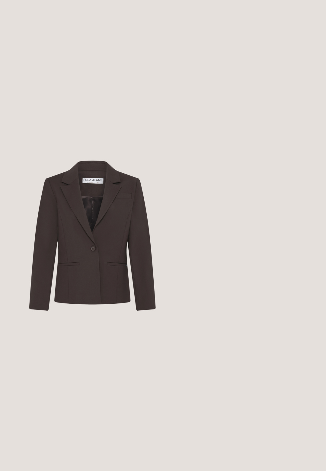 Blazer marron foncé ajusté avec revers à cran, fermeture par un seul bouton et deux poches avant passepoilées, étiqueté Pulz Jeans.; Top noir à manches courtes en maille avec épaules bouffantes, col rond côtelé et ourlet, étiqueté « Saint Tropez » à l’intérieur du col.; Jupe crayon noire en tissu lisse, présentant une coupe ajustée, une longueur mi-mollet et une taille élastique simple.; Bottines à cheville effet peau de serpent avec bout pointu et petit talon carré, présentant un motif texturé noir et blanc et une fermeture éclair latérale.; Sac à bandoulière en cuir marron foncé avec longues bandoulières et une poche zippée horizontale à l'avant, sur fond blanc.; Bagues lisses de forme irrégulière en or et noir empilées avec une finition brillante et polie sur un fond blanc.