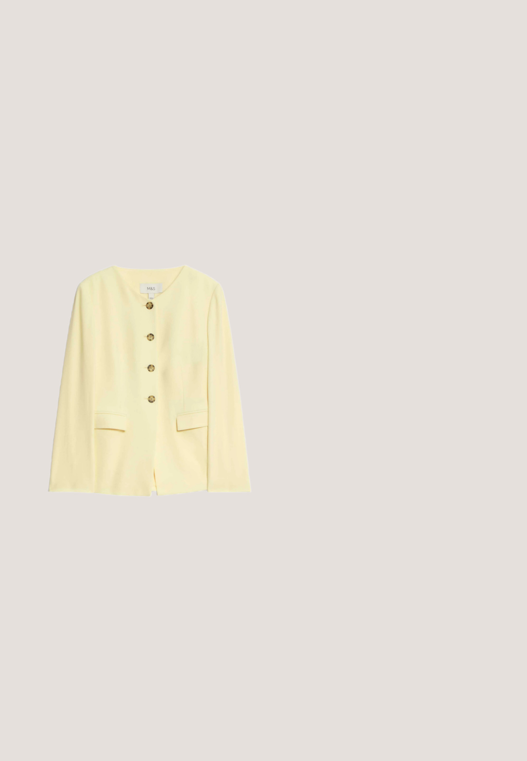 Geel maatjacket met een ronde halslijn, vijf gouden knopen en zijzakken; gladde textuur en gestructureerd ontwerp.; Witte mouwloze top met een vierkante hals, brede banden en een rechte zoom, plat gelegd op een witte achtergrond.; Groene broek met rechte pijpen, knoopsluiting aan de voorkant, elastische taille aan de achterkant, zijzakken en kleine splitjes aan de zoom.; Beige-witte gestreepte stoffen teenslipper met beige voetbed, witte tussenzool, beige zool en gouden hartvormige gesp op het bandje.; Oversized zonnebril met schildpadmotief, brede montuur en beige getinte glazen, afgebeeld tegen een witte achtergrond.; Zachte groene leren schoudertas met een enkele brede band en eenvoudig ontwerp, afgebeeld tegen een witte achtergrond.