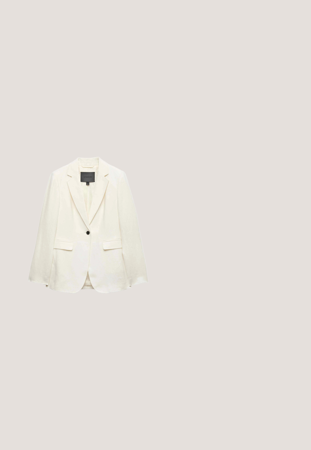 Off-white blazer med enkelt knaplukning, hakkede revers, to forlommer med klap og en sort "Autograph"-label indeni kraven.; Hvid strikket cardigan med V-hals, med et kabelmønster, tre mørke knapper og ribbede manchetter og kant. Forkortet længde.; Flødefarvet ærmeløs camisole-top med tynde justerbare stropper og en lige halsudskæring på hvid baggrund.; Hvidt stof med en struktureret overflade, forsynet med en sort-hvid snoet kant langs kanten. Simpelt og glat design.; Beige kileespadrille med flettet juteplatform, lukket tå, ankelrem med spænde og struktureret hælkappe i neutrale toner.; Beige vævet tote bag med to håndtag og "VANESSA BRUNO" trykt i sort på et solidt vævet panel i midten.