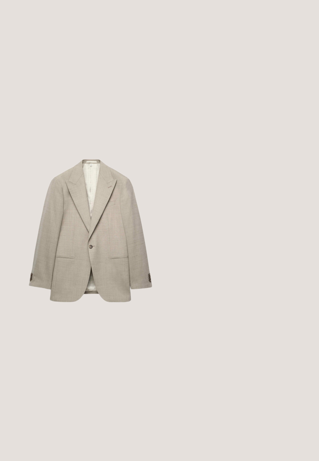 Beige herre blazer med enkelt knaplukning, hakkede reverser, to forlommer og knapper ved manchetterne, vist på hvid baggrund.; Beige langærmet crewneck-trøje med ribstrikkede manchetter og kant, sømløst design og blødt strikket stof.; Beige skræddersyede bukser med forreste folder, justerbare stropper i siden og opsmøgede kanter, vist fladt på en hvid baggrund.; Mørkebrune læder loafers med en afrundet tå, hævet syning og en let hæl. Glat tekstur og klassisk design.; Brun læderrem ur med en hvid tekstureret urskive, saget guld-tone kasse, forlængede timemærker og en lille blå sekundviser.; Brun læderbælte med en glat overflade, spænde i sølvfarvet metal og flere justeringshuller langs længden.
