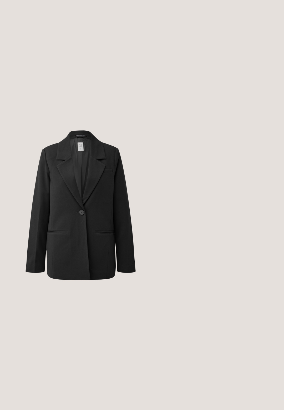 Zwarte blazer met een gepofte revers, enkele knoopsluiting, twee voorkanten zakken en een gladde stoftextuur. Geen zichtbare patronen of versieringen.; Lichtgrijs kortärmelig trui gemaakt van zachte, gebreide stof. Heeft een ronde hals en geribbelde details aan de mouwen en zoom.; Donkergrijze op maat gemaakte broek met een rechte pasvorm, riemlussen, voorplooien en zijzakken, weergegeven tegen een witte achtergrond.; Zwarte leren low-heeled pump met een spitse neus, enkelbandje en een gestructureerde afwerking. Eenvoudig ontwerp met een stevige blokhak.; Zwarte rechthoekige leren handtas met twee lange hengsels en een ritssluiting aan de bovenkant, afgebeeld op een witte achtergrond.; Gouden kettingarmband met een ronde hanger, verstelbare sluiting, fijne schakels en een klein logo-tag. Vloeiend oppervlak met een minimistisch ontwerp.