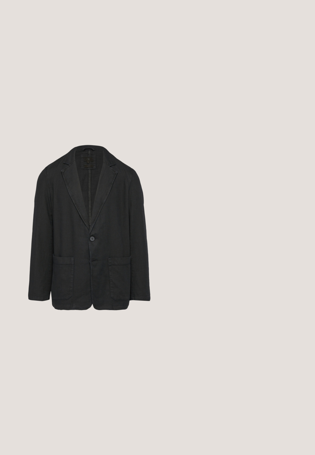 Schwarzer Blazer aus strukturiertem Stoff, mit Reverskragen, einem Knopfverschluss und zwei aufgesetzten Vordertaschen.; Schwarz Kurzarmhemd mit Knopfverschluss vorne, strukturiertem Stoff mit subtiler Musterung und klassischem Kragen.; Schwarze knielange Shorts mit Knopf- und Reißverschluss, Gürtelschlaufen, elastischem Bund hinten und Seitentaschen.; Schwarzlederne Chelsea-Stiefel mit elastischen Seiteneinsätzen, runder Zehenpartie und strukturiertem Boden. Verfügt über eine Zuglasche für ein einfaches Anziehen.; Schwarze Leder-Crossbody-Tasche mit strukturiertem Finish, Reißverschluss und verstellbarem Trageriemen. Bietet ein minimalistisches Design und dezente Markenkennzeichnung.; Schwarzer gewebter Gürtel mit einer silbernen Metallschnalle und Lederakzenten. Verfügt über ein strukturiertes Flechtmuster und eine rechteckige Schnallenform.