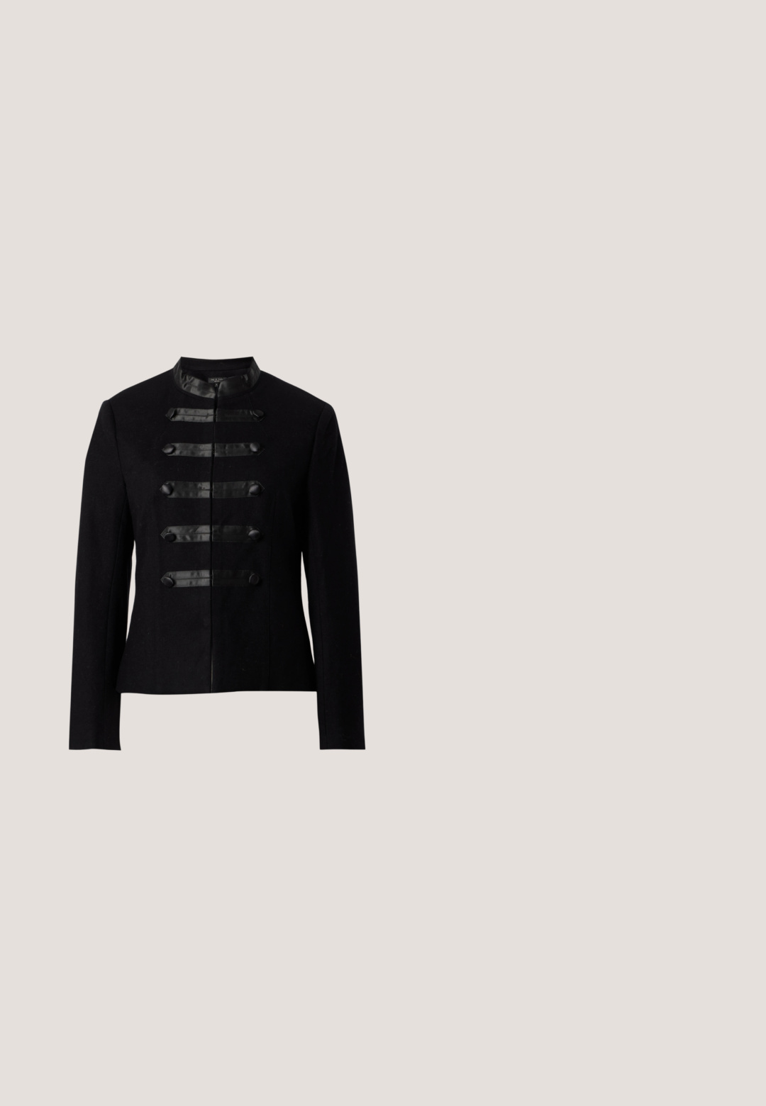 Schwarze taillierte Jacke mit fünf horizontalen Satinbändern und stoffbezogenen Knöpfen vorne sowie einem kurzen Stehkragen.; Langes schwarzes Kleid aus weichem Stoff, mit langen Ärmeln, einem gerafften Taillengriff und einem asymmetrischen Saum für eine fließende Silhouette.; Schwarzer Slipper aus Lackleder mit spitz zulaufender Kappe, T-Riemen und niedrigem, schrägem Blockabsatz vor weißem Hintergrund.; Schwarze runde Sonnenbrille mit dunklen Gläsern und dünnen goldenen Bügeln, die auf einer weißen Fläche liegen und nach rechts geneigt sind.; Schwarze Leder-Clutch mit geraffter Textur, Metallverschluss und dezentem, auf der Vorderseite geprägtem Logo. Abgerundete Form.; Ohrstecker in Schlangenform mit goldfarbenem Ton, verziert mit kleinen klaren Kristallen auf einem einfarbigen hellen Hintergrund.