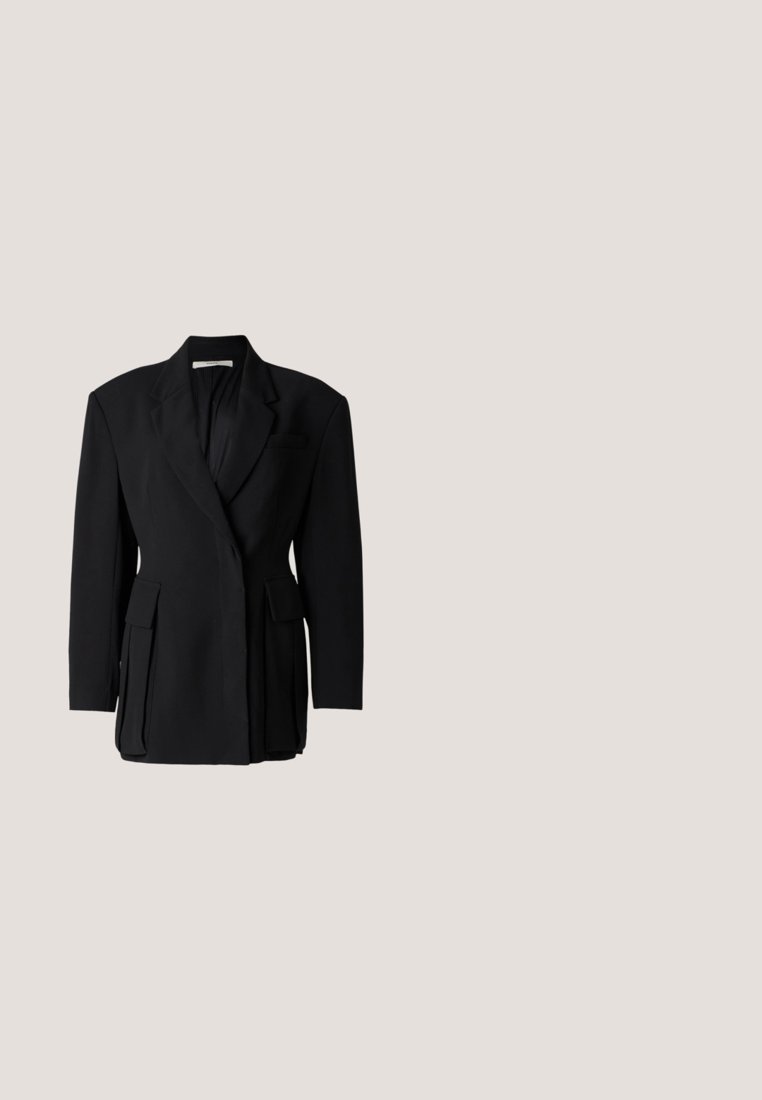 Zwarte blazer met een enkelvoudig ontwerp, met ingeknipte revers, dubbele voorzakken en een gestructureerde stofafwerking.; Zwarte geribde coltrui met lange mouwen en een aansluitende silhouet op een effen witte achtergrond.; Zwarte broek van een gladde, lichtgewicht stof. Kenmerkt zich door een getailleerde pasvorm, voorplooien en standaard riemlussen met zij- en achterzakken.; Zwarte leren sneakers met een gladde afwerking, met een lage ontwerp en een dikke witte rubberen zool. Subtiele stikdetails aan de zijkant.; Zwarte leren totebag met dubbele handvatten, klein gouden embleem en Furla-logo in gouden letters middenvoor.; Zwarte leren riem opgerold met zilverkleurige ovale gesp en twee rechthoekige metalen riemlussen op een witte achtergrond.