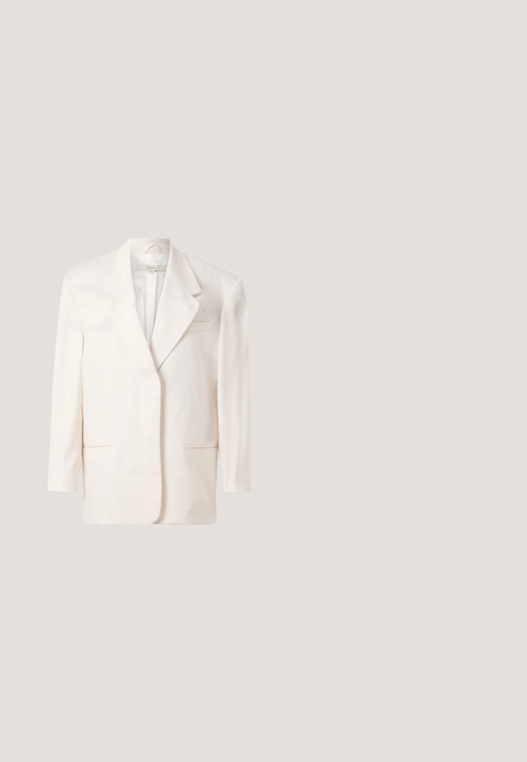 Enkeltknaps cremefarvet blazer med klapkrave og forreste welt-lommer, hængende mod en ensfarvet hvid baggrund.; Hvid, stribet T-shirt med kortærmer og rund hals. Stoffet ser glat ud med en tætsiddende silhuet. Brandingmærke synligt ved kraven.; Blå denim jeans med lige ben-design, der har knap- og lynlåsgylpter, fem lommer og subtilt slid i vasken.; Kvinde med langt mørkt hår, siddende iført en løs sort blazer, matchende vidde bukser og mørke ankelstøvler mod en ensfarvet hvid baggrund.; Guldmetalløshængere med firkantet form, glatte kanter og en poleret overflade, der reflekterer lys med en blank finish.; Brunt ruskindsbælte med en stor oval sølvspænde og flere justeringshuller på hvid baggrund.