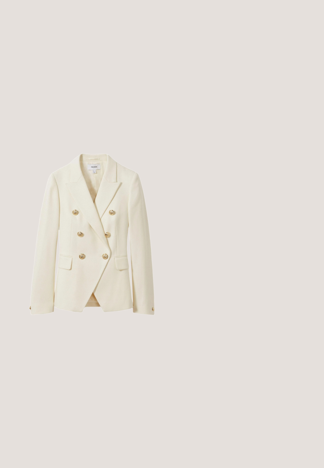 Cremefarbener, zweireihiger Blazer mit sechs goldenen Knöpfen, Kragen mit Kerbe, Pattentaschen und langen Ärmeln.; Marineblaues, kurz geschnittenes T-Shirt mit kurzen Ärmeln, weißem "GUESS CALIFORNIA"-Schriftzug und Streifen, vorne mit Knoten am Saum gebunden.; Helle blaue Schlagjeans aus Denim. Mit fransigem Saum und klassischem Fünf-Taschen-Design. Mit Knopf- und Reißverschluss.; Schwarze Slingback-Pumps mit spitzem Vorderteil, ausgestattet mit einem glänzenden silbernen Schnallendetail und einem schlanken Absatz. Glattes Lederoberfläche, minimalistische Gestaltung.; Schwarze Guess-Handtasche aus strukturiertem Leder mit zwei Griffen, goldfarbenem Logo und Reißverschlussanhängern sowie einem Reißverschluss oben.; Goldene Kettenarmband mit einem Schlossanhänger, verziert mit klaren Kristallen. Glatte Textur mit glänzender Oberfläche, inklusive Verschluss und Logoschild.