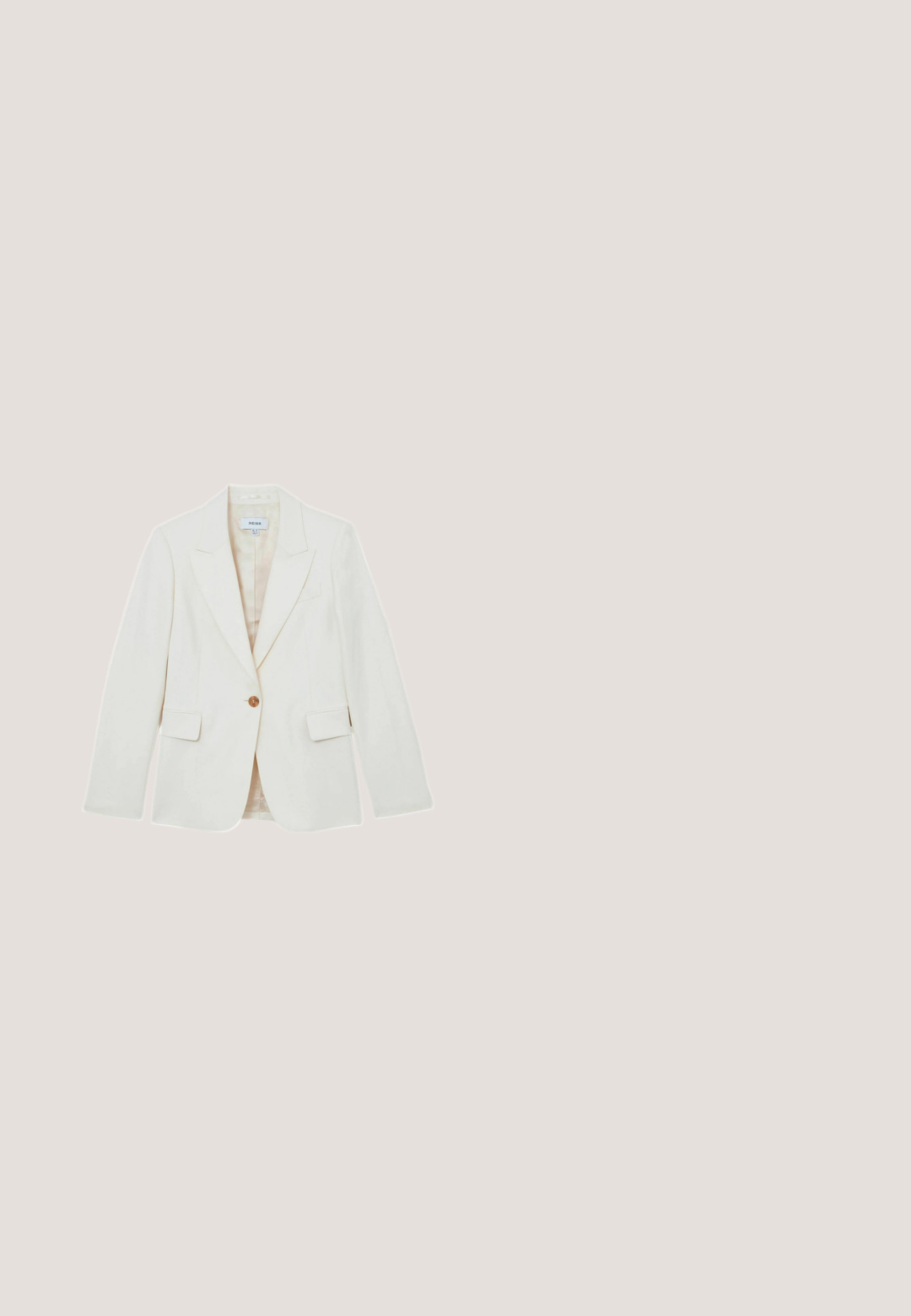 Off-White Blazer mit Ein-Knopf-Verschluss, kleinen Revers, zwei Vordertaschen und glatter Textur. Gefüttertes Innenfutter in einem helleren Farbton.; Schlichtes dunkelbraunes T-Shirt mit kurzen Ärmeln und Rundhalsausschnitt, flach ausgelegt, mit einem kleinen weißen Markenschild im Halsausschnitt.; Dunkelblaue, weit geschnittene Jeans aus Denim. Zu den Merkmalen gehören fünf Taschen, Gürtelschlaufen und kontrastierende orangefarbene Nähte. Keine Muster oder Verzierungen.; Braune Wildleder-Sneaker mit niedrigem Profil, abgerundetem Zehenbereich, Metallösen und Gummisohle. Verfügt über Ziernähte entlang der Seiten.; Braune Lederhandtasche mit einer geschwungenen, halbkreisförmigen Form. Verfügt über einen langen, verstellbaren Tragegurt und eine glatte, glänzende Oberfläche.; Goldfarbener Gliederarmband mit Herzanhänger und kleinem klaren Edelstein-Akzent, ausgestattet mit einem Karabinerverschluss und verstellbarer Kettenlänge.