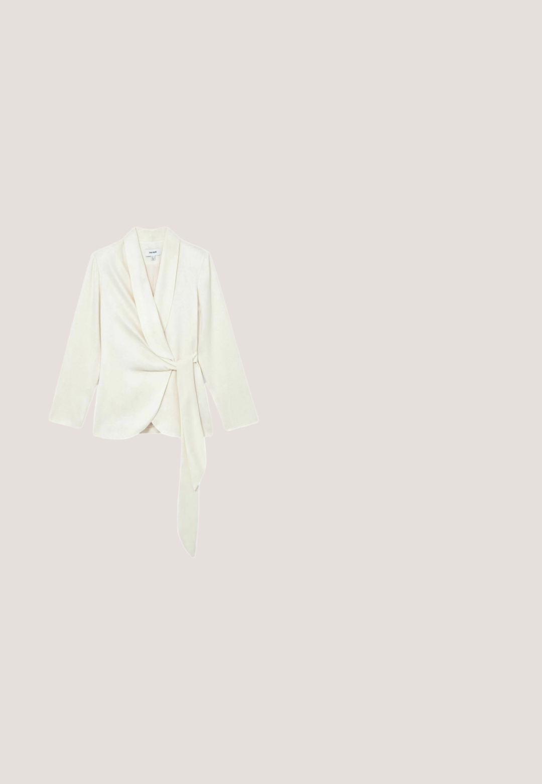 Crèmekleurige langemouwen wikkelblazer met een brede sjaalkraag en een lange strikdetail in de taille.; Mouwloze beige jumpsuit met halternek en brede pijpen, gemaakt van gladde stof, weergegeven op witte achtergrond.; Witte leren sandaal met hak, voorzien van een smalle enkelband, gouden gesp en gekruiste banden aan de voorkant. Heeft een taps toelopende stilettohak.; Zonnebril met vierkante lenzen, gradiënt bruine tint, gouden metalen frame, schildpadachtige armen en decoratieve accenten bij de scharnieren.; Crèmekleurige schoudertas met gouden en kristallen bloem- en bladsieraden, voorzien van een verstelbare band met zwarte accenten en een Guess-logo plaatje.; Delicate gouden kettinkje met heldere ovale edelstenen, een centraal gouden embleem en een driehoekige merkteken dichtbij het slot voor verstelbare lengte.