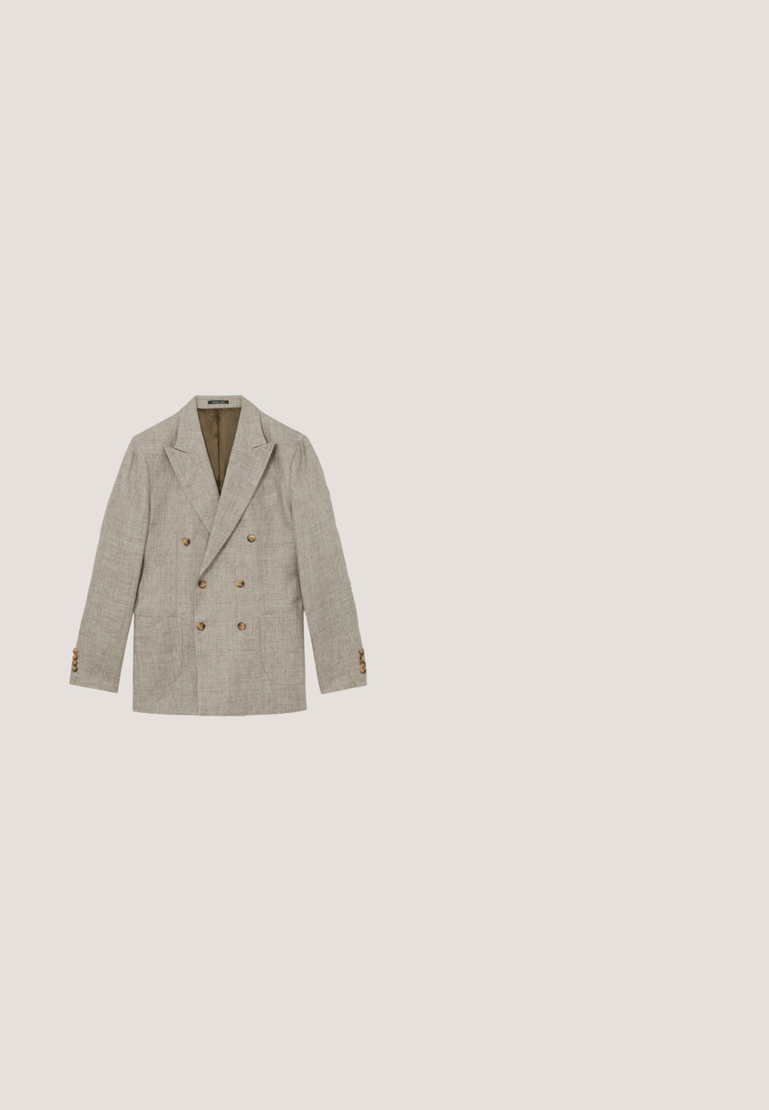 Lichtgrijze double-breasted blazer met gekartelde revers, bruine knopen, twee voorzakken en knoopdetails op de mouwen tegen een witte achtergrond.; Lichtgrijze linnen shirt met lange mouwen, een button-down kraag en knopen aan de voorkant. Geweven stof met een subtiel patroon.; Beige linnen broek met een geplooide voorkant, zijzakken en een donkerbruine gevlochten leren riem met een zilveren gesp.; Bruine suède enkellaarsjes met een ronde neus en een jute touwzool. Beschikt over een vetersluiting en een soepele textuur, ideaal voor casual draag.; Bruine sjaal met paisleypatroon, gemaakt van lichtgewicht stof, ontworpen in een lus met knopen aan de uiteinden. Zachte textuur met verfijnde details.; Geweven elastische riem in bruin met accenten van bruin leer. Beschikt over een zilveren metalen gesp en biedt een gestructureerd, flexibel ontwerp voor comfort.