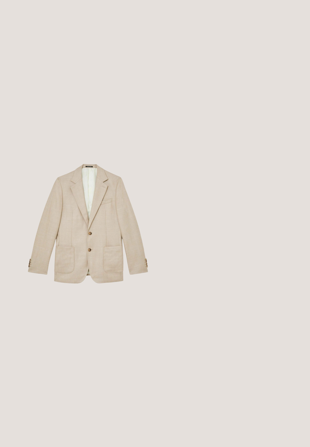 Beige enkeltbrystet blazer med hakrevers, to forlommer med klap, brystlomme og to brune knapper midt foran.; Beige sweater med lange ærmer og rund halsudskæring, med ribbede manchetter og kant, præsenteret mod en simpel hvid baggrund.; Beige bukser med lige ben, elastisk talje og forreste læg, designet til en behagelig pasform.; Brune læder loafers med pebble tekstur, der har en syet sømdesign og en glat, rund tå. Inkluderer en blød indvendig foring.; Sølv rustfrit stål ur med en hvid tekstureret urskive, sort læderrem og blå undermåler. Har markører og visere til timer og minutter.; Brun læderbælte med en rektangulær sølvspænde, der har en glat overflade og flere huller til justering, let buet ende.