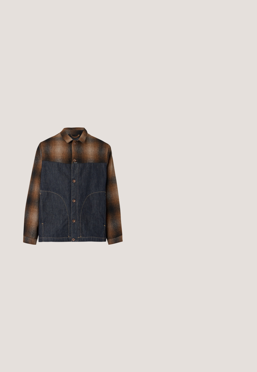 Chaqueta camisa de cuadros marrón y negro con panel delantero de mezclilla azul oscuro, cierre de botones y cuello, colocada plana sobre un fondo claro.; Cárdigan gris claro hecho de una tela suave, con cuello en V, mangas largas y cierre de botones, con un dobladillo corto.; Camiseta de gran tamaño de color gris oscuro con un gráfico de la cara de una mujer y líneas azules abstractas que rodean su cabeza.; Jeans de mezclilla azul claro con cintura alta, pierna recta y dos parches desgastados en la parte frontal. Diseño clásico de cinco bolsillos.; Bota de combate de cuero negro con tobillo alto, punta redonda, cordones en la parte delantera y suela de goma resistente con un dibujo profundo para mayor tracción.; Cinturón de cuero marrón oscuro enrollado con una hebilla metálica rectangular en tono plateado grabada con "PME Legend."