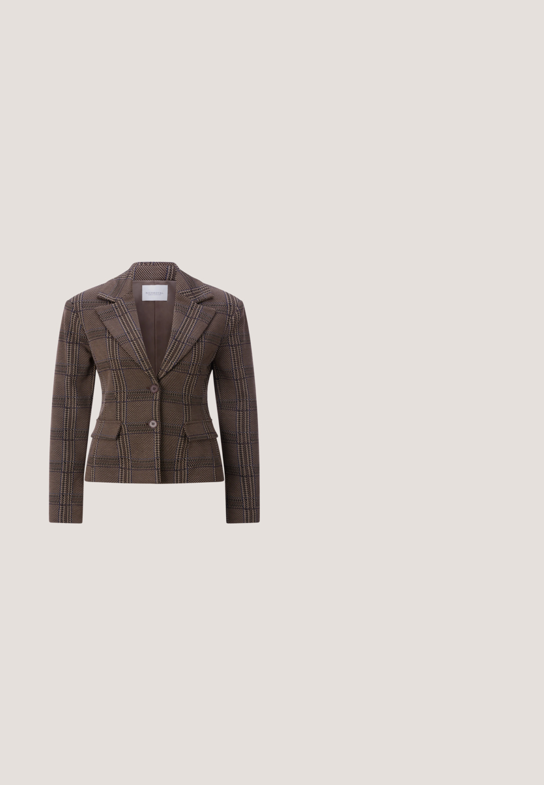 Blazer marron à carreaux ajusté avec deux boutons, revers crantés et poches à rabat à l'avant.; Pull à col roulé en maille torsadée blanche avec manches longues et petit logo brodé sur la poitrine.; Jupe en maille gris foncé, longueur genou, avec une texture lisse et une ceinture. Silhouette en A avec un ourlet uniforme, conçue pour le confort et la polyvalence.; Mocassin en cuir marron foncé avec détail à franges et boucle dorée sur semelle noire, vu de côté sur un fond neutre.; Écharpe en soie avec un motif tartan beige et marron agrémenté d'accents rouges. Fini avec des bords noirs et un logo dans le coin inférieur.; Sac en cuir brun avec une finition texturée, doté de deux boucles à l'avant, de coutures blanches, d'une poignée supérieure et d'une bandoulière amovible.