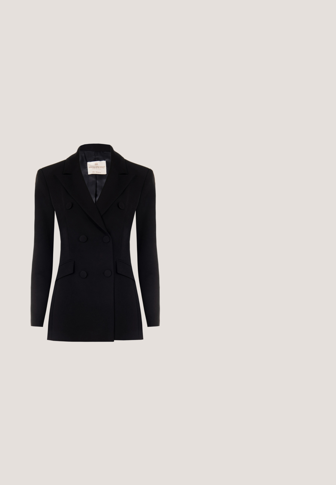 Blazer noir à double boutonnage avec des manches longues, des revers crantés, deux poches avant et des boutons recouverts de tissu. Texture lisse, coupe ajustée.; Haut noir à manches longues et épaules dénudées avec poignets et ourlet élastiqués, présenté sur un fond uni gris clair.; Pantalon noir à jambes larges avec plis devant, ceinture, fermeture par bouton et fermeture éclair dissimulée.; Escarpin pour femme en cuir noir à bout pointu avec talon moyen, présenté de profil sur un fond blanc.; Sac à main en cuir noir avec une forme rectangulaire structurée. Quincaillerie en logo argenté remarquable et une bandoulière fine et ajustable. Surface texturée.; Boucles d'oreilles en argent en forme de coquillage avec des nervures texturées et des courbes lisses, dotées d'un dos transparent pour un port sécurisé.