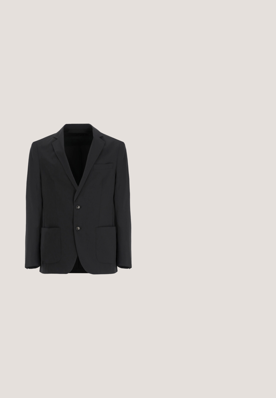 Sort herreblazer med to knapper, notch revers og tre lommer, herunder en brystlomme og to nederste påsyede lommer.; Hvid herreskjorte med lange ærmer, klassisk krave, knapper foran og knappede manchetter, vist på en ensfarvet baggrund.; Sorte skræddersyede bukser lavet af et glat stof, med flad forkant, enkelt knaplukning og lige ben uden synlige mønstre.; Sorte læder bådsko med tekstureret overflade, snørebåndsdesign, gummisål med trækkraft og metaløjer på siderne.; Sort rektangulær læder toilettaske med håndtag på den ene side og lynlås, vist mod en hvid baggrund.; Sort læderbælte med en rektangulær sort metalspænde, der har en diskret vandret tekstur, vist mod en hvid baggrund.
