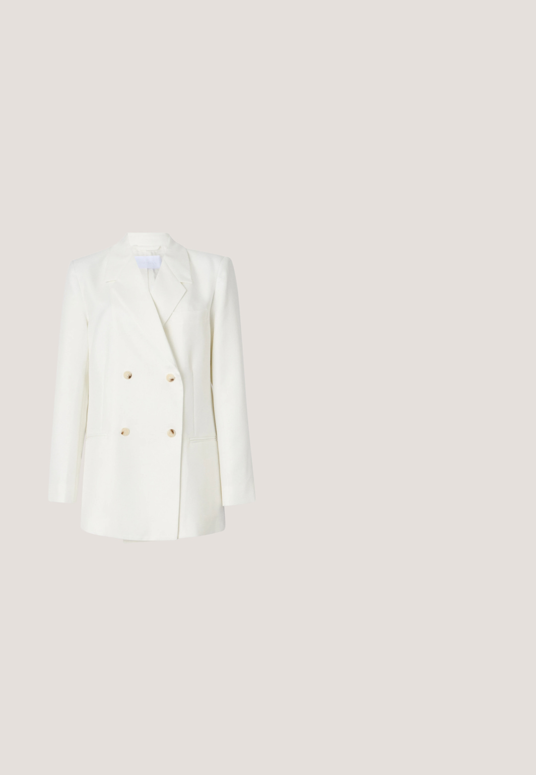 Blazer blanc à double boutonnage avec revers en pointe, comportant quatre boutons beiges, deux poches avant et une coupe ajustée soignée.; Haut blanc sans manches avec un col en forme de V, doté d'un col drapé et d'une texture lisse légèrement brillante. Idéal pour être superposé.; Pantalon blanc taille haute avec plis et détail de nœud sur le côté, coupe droite et fermeture cachée.; Escarpin noir en cuir à bout pointu avec un design élégant, featuring un talon mince et un accent doré à la base du talon. Texture lisse.; Sac d'épaule en cuir noir avec fermeture éclair dorée, détail de fermoir doré et bandoulière réglable sur un fond clair uni.; Paire de boucles d'oreilles créoles en bouclettes dorées brillantes sur fond blanc uni, présentant un design torsadé entrelacé.