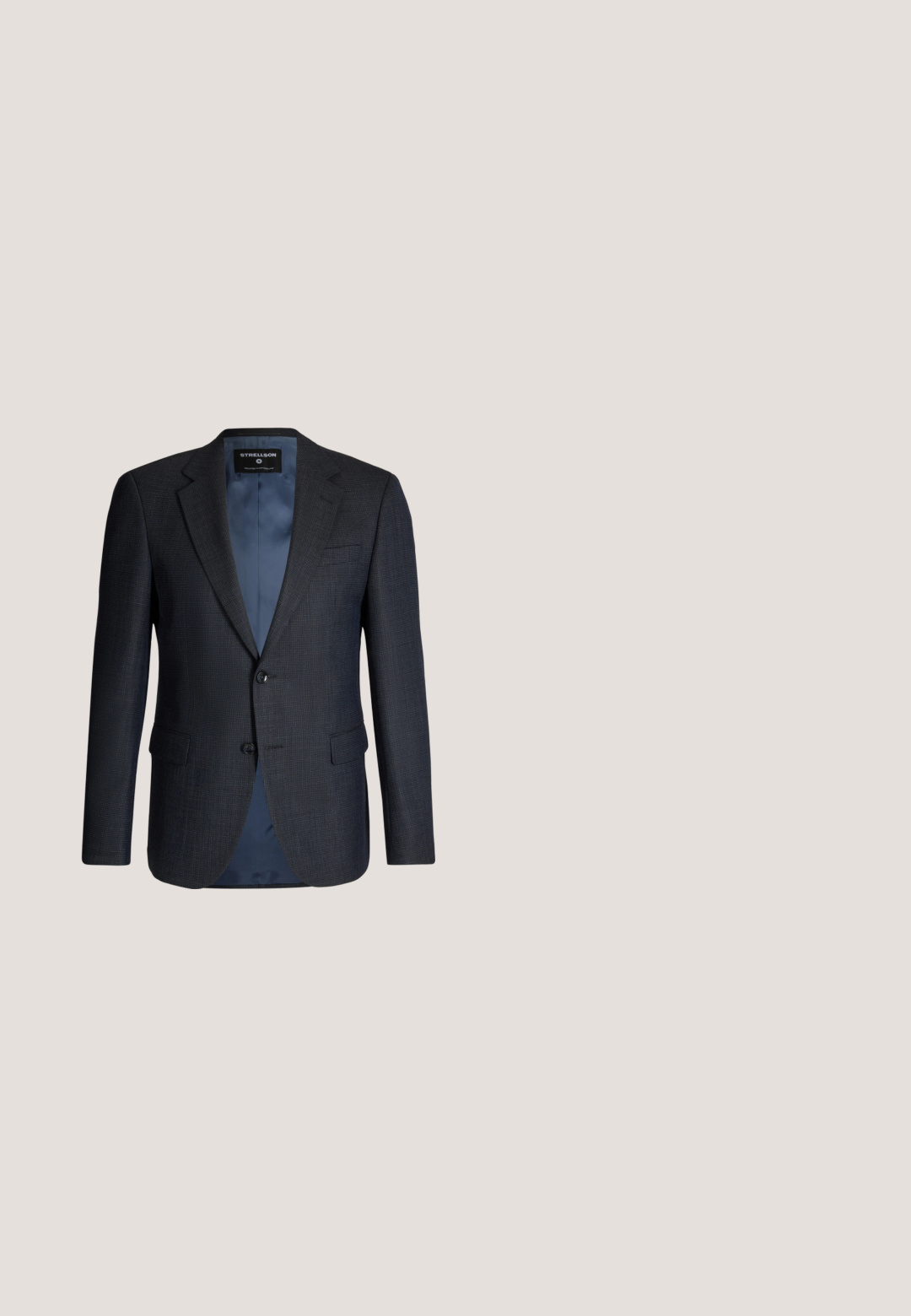 Dunkelblauer Blazer mit strukturierter Textur, einreihigem Schnitt, zwei Knöpfen und einer Tasche auf der linken Seite. Innenfutter aus Satin.; Langarm-Hemd in Hellblau mit kleinem geometrischen Muster, klassischem Kragen und strukturiertem Stoff.; Marineblaue Hosen aus strukturiertem Stoff mit schmalem Schnitt, ausgestattet mit einem Knopfverschluss und Gürtelschlaufen, geeignet für lässige oder formelle Anlässe.; Marineblaue Leder-Schnürschuhe mit einem strukturierten blauen Stoffpaneel. Sie haben eine runde Zehenform, eine flache schwarze Sohle und dezente Nähdetails.; Blau gemusterte Krawatte mit einem schwarzen Etikett mit der Aufschrift „REAL GUYS“ und einem Innenfutter mit kleinen schwarzen Strichmännchen-Silhouetten.; Marineblauer Ledergürtel mit blauer Naht, rechteckiger silberner Schnalle und Metallöse mit eingraviertem "Piquadro"-Logo.