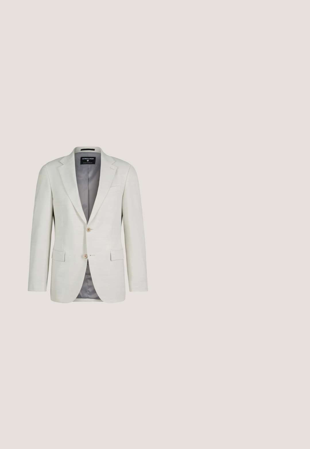 Hellbeiger Herrenblazer mit zwei Knöpfen, Revers mit Kerbe, Pattentaschen und grauem Innenfutter, dargestellt vor weißem Hintergrund.; Beige langärmliges Hemd mit Knopfleiste, spitzem Kragen und sieben Knöpfen vorne, vor weißem Hintergrund präsentiert.; Helle beigen Hosen aus einem weichen, glatten Stoff. Sie verfügen über einen geraden Schnitt, Bundfalten und einen einzigen Knopfverschluss an der Taille.; Hellbeiger Damenschuh aus texturiertem Stoff, mit feinen Nähten und einer dünnen braunen Ledersohle. An der Seite befindet sich ein kleines Logodetail.; Beige Krawatte mit einem Rautenmuster in Blau und Orange. Hergestellt aus glattem Stoff. Verfügt über ein spitz zulaufendes Ende und eine schmale Form.; Hellbrauner Veloursledergürtel mit silberner rechteckiger Schnalle, aufgerollt und mit einer Schlaufe gesichert, dargestellt vor weißem Hintergrund.