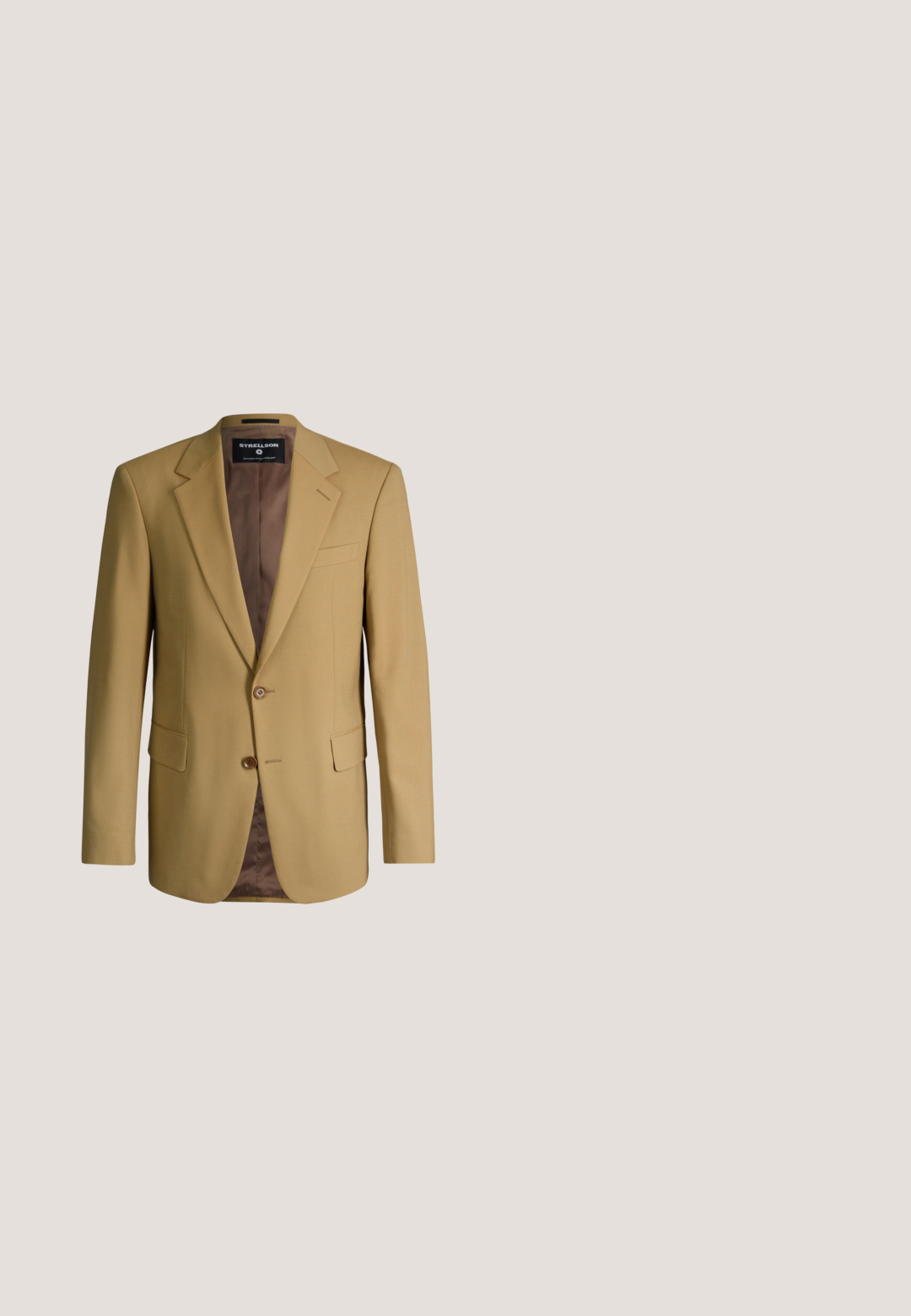 Eénrijige kameelbruine blazer met twee knopen, inkeping revers, klepzakken en een gladde bruine voering op een witte achtergrond.; Beige overhemd met lange mouwen en knopen, voorzien van een wit bladwijzenpatroon en een puntige kraag.; Beige slim-fit broek met riemlussen, knoopsluiting en rits aan de voorkant, plat liggend afgebeeld tegen een witte achtergrond.; Donkerbruine leren herenslof met een gestructureerd bovenwerk en een lage zwarte hak tegen een effen lichtgrijze achtergrond.; Donkerbruine stropdas met een subtiel herhalend cirkelpatroon, plat neergelegd op een lichtgrijze achtergrond.; Donkerbruine leren riem met zilverkleurige rechthoekige gesp en klein metalen label met gegraveerde merknaam "GUESS".