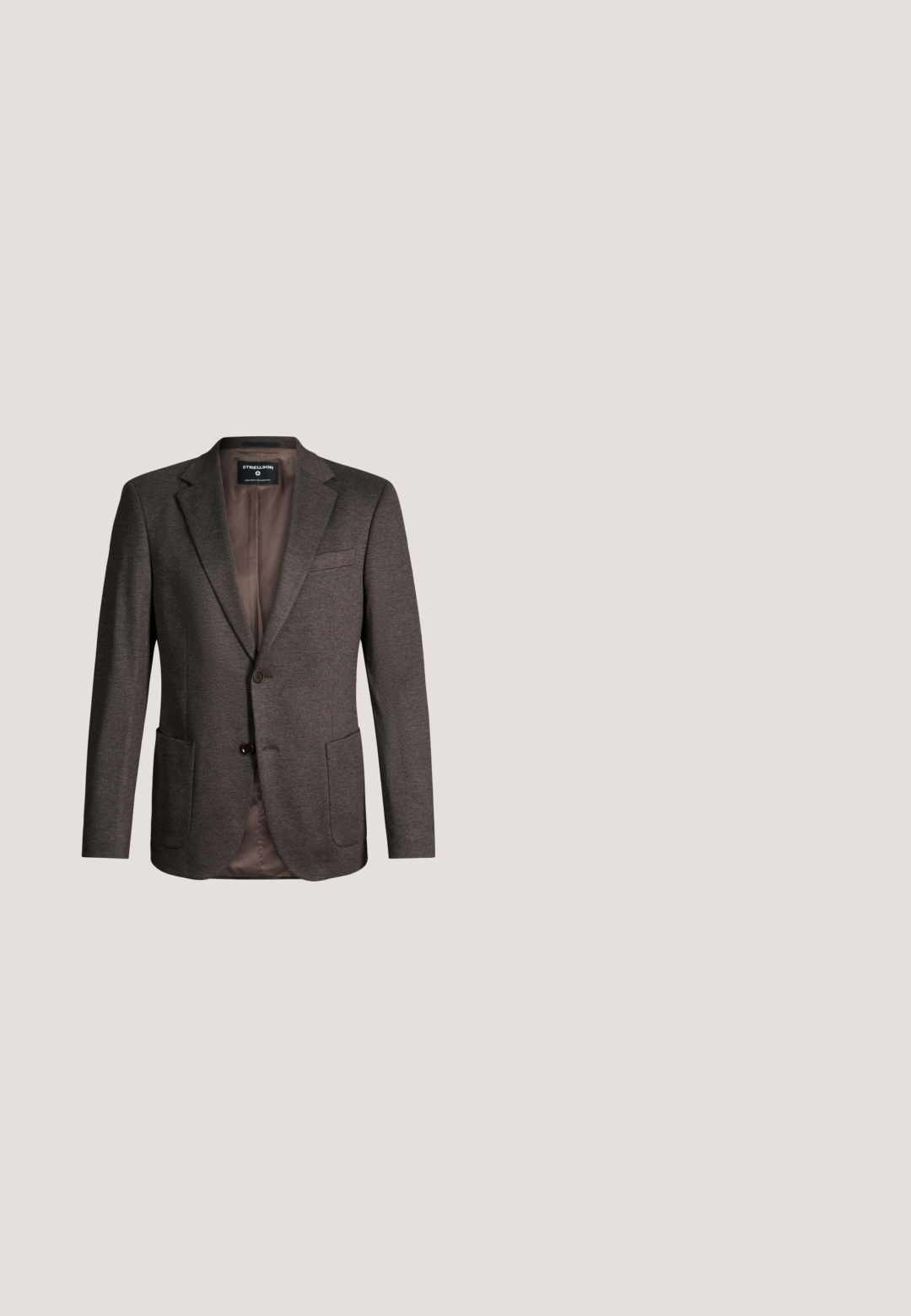 Dunkelgrauer Herrenblazer mit zwei Knöpfen, Notch-Revers, aufgesetzten Taschen vorne und sichtbarem, glattem Innenfutter.; Dunkelbraunes Langarmhemd mit Knopfleiste, spitzem Kragen und sichtbar angebrachtem BOSS-Label innen am Kragen.; Lindbergh PANTS - Stoffhose - brown; Dunkelbrauner Herrenschuh aus Leder mit Schnürsenkeln, niedrigem Absatz und glatter polierter Oberfläche, im Profil auf weißem Hintergrund dargestellt.; Braune Krawatte mit weißem und rosa diamantförmigem Blumenmuster auf schlichtem hellem Hintergrund.; Dunkelbrauner Wildledergürtel mit rechteckiger silberner Metallschnalle, kreisförmig auf weißem Hintergrund aufgewickelt.