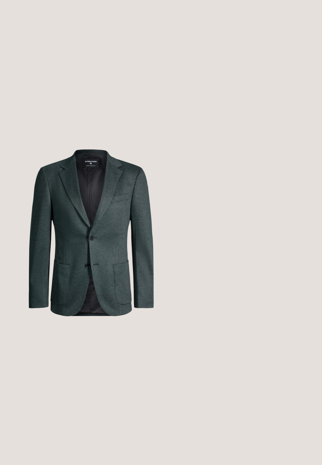 Blazer homme vert foncé avec revers crantés, deux poches plaquées à l'avant, deux boutons et doublure intérieure noire.; Chemise à manches longues gris clair avec un motif à carreaux subtil, col pointu, fermeture à boutons sur le devant et ourlet arrondi. Tissu lisse et léger.; Pantalons taillés gris foncé en tissu lisse, avec une taille plate, des jambes pliées et une ceinture standard. Pas de poches visibles ni d'ornements.; Chaussure habillée pour homme en cuir noir avec laçage fermé, talon bas et finition lisse et polie, vue de côté sur fond blanc.; Cravate noire avec un motif discret en zigzag, affichée à plat sur fond blanc.; Ceinture en cuir noir avec une boucle métallique rectangulaire comportant un logo gravé et une surpiqûre rouge le long du bord.