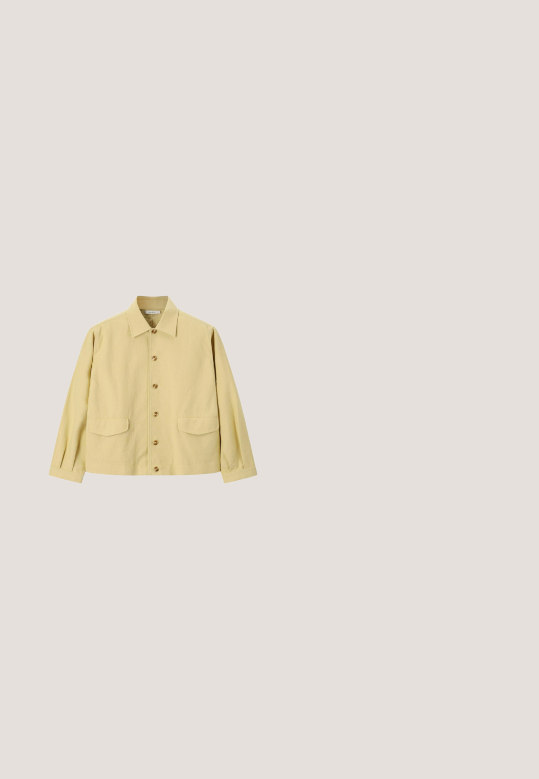 Veste beige clair à boutons, avec col et deux poches avant à rabat, manches longues et ourlet droit.; Pull en maille jaune doux à manches courtes, col rond, poignets et ourlet côtelés, posé à plat sur fond blanc.; Pantalons larges jaune clair en tissu texturé, présentant un devant plissé et une taille élastique haute.; Baskets en toile jaune avec une finition texturée, dotées de semelles en jute tissé et de fines rayures latérales. Bout arrondi et design à lacets.; faina 2-IN-1 SET - Sac à main - yellow; Bracelet de perles rondes jaunes avec fermoir en or et chaîne réglable sur fond blanc.