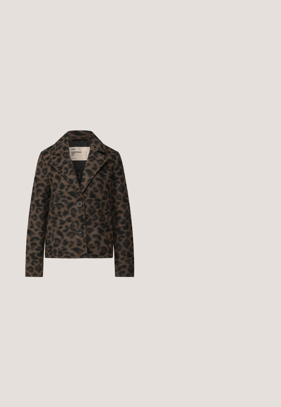 Chaqueta de estampado de leopardo hecha de tejido suave, con un cuello de muesca, tres botones y dos bolsillos laterales. Tonos de color: marrón y negro.; Cárdigan corto de color marrón tejido, con un escote redondo, mangas cortas y seis botones grandes en el frente; textura suave y esponjosa.; Vestido marrón hasta la rodilla en un material suave, con un escote en V profundo, mangas cortas y un detalle fruncido en la cintura. Textura suave.; Bota de mujer marrón de ante hasta la rodilla, con tacón ancho y puntera redondeada, vista de lado sobre un fondo blanco.; Gafas de sol rectangulares marrones con monturas gruesas y varillas metálicas delgadas sobre un fondo blanco liso.; Bolso bandolera de cuero marrón oscuro con solapa blanda que se dobla, correa ajustable, acentos laterales en tono dorado y pequeño logotipo "LIU JO" en la parte delantera.