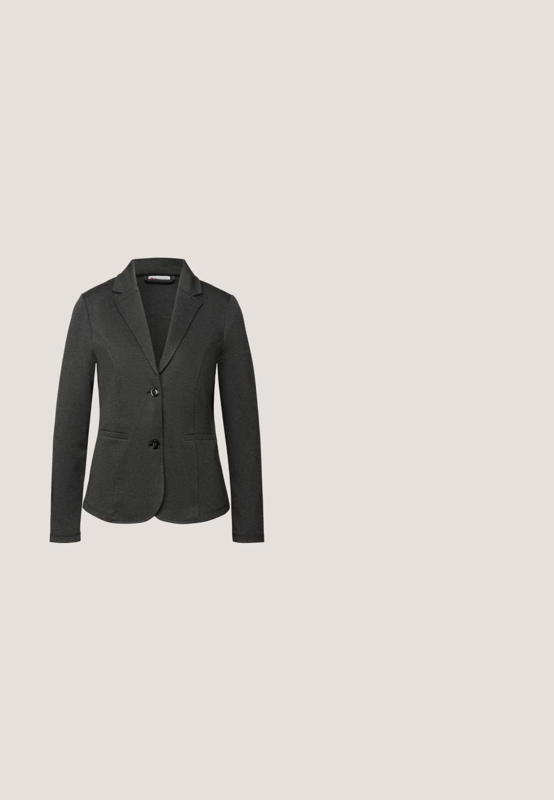 Blazer gris oscuro de tela texturizada, con solapa con muesca, dos bolsillos delanteros y dos botones negros en la parte delantera.; Top negro sin mangas hecho de material de algodón suave, con un escote redondo. No presenta patrones ni detalles de hardware notables.; Pantalones de pierna ancha en gris oscuro, confeccionados en una tela suave, con una cinturilla plana que presenta dos acentos de botón y una textura lisa.; Mocasines de cuero negro con un acento trenzado en la parte delantera, suela de goma plana y detalles de costura a lo largo del borde.; Bolso de mano de cuero negro texturizado con asas superiores, correa de hombro desmontable con raya blanca y detalle de cierre en tono plateado en el frente.; Pulsera de cadena plateada con dos charm en forma de corazón, uno sólido y otro delineado, con cierre de langosta y cadena ajustable con un pequeño charm de lazo.