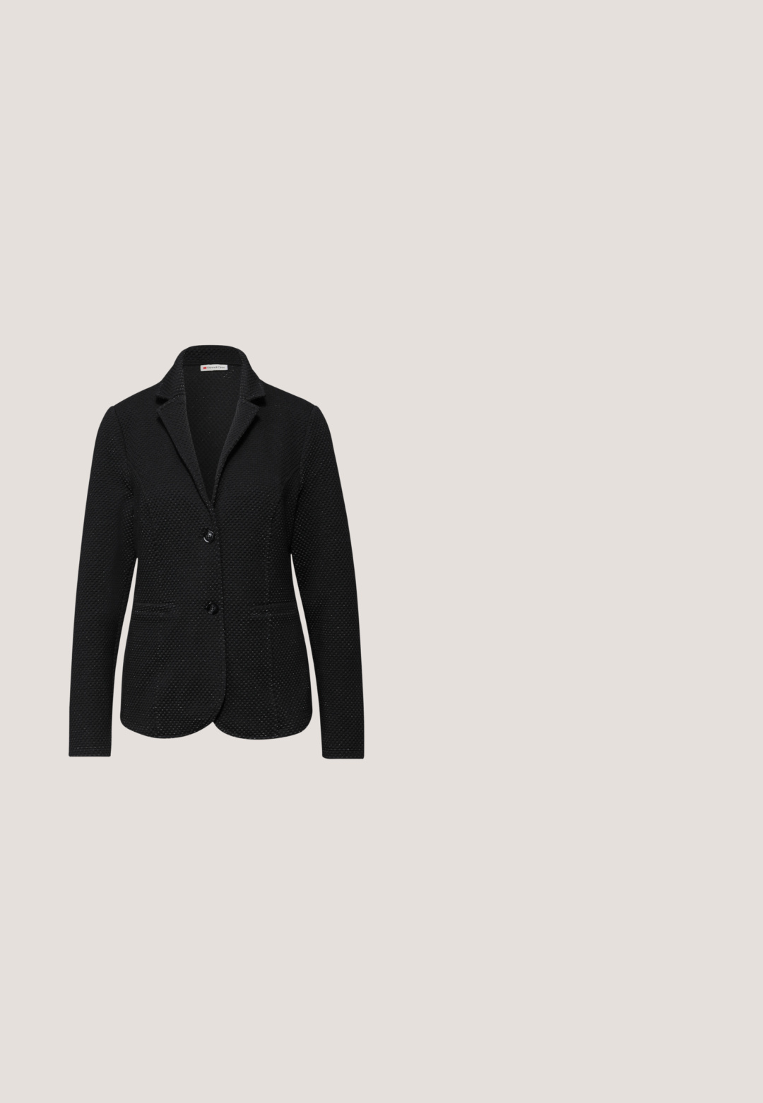 Zwarte gestructureerde damesblazer met twee zwarte knopen, notch revers en twee voorzakken, getailleerde pasvorm.; Zwarte T-shirt met korte mouwen van een lichtgeweven stof, met een contrasterende crèmekleurige halslijn. Eenvoudig ontwerp, losse pasvorm.; Zwarte wijde broek van zachte stof met een gladde textuur. Kenmerkt zich door een hoge, elastische tailleband en subtiele voorplooien.; Zwarte suède loafer met lage gestapelde hak en zilveren kettingversiering bovenop, zijaanzicht op witte achtergrond.; Zwarte leren handtas met dubbele bovenhandvaten, ritsafsluiting, decoratieve franjes en een gladde textuur. Voorzien van accenten in zilverkleurig metaal.; Zilveren kettingarmband met twee hartbedels, één massief en één met omlijning, met een karabijnsluiting en een verstelbare ketting met een kleine strikbedel.