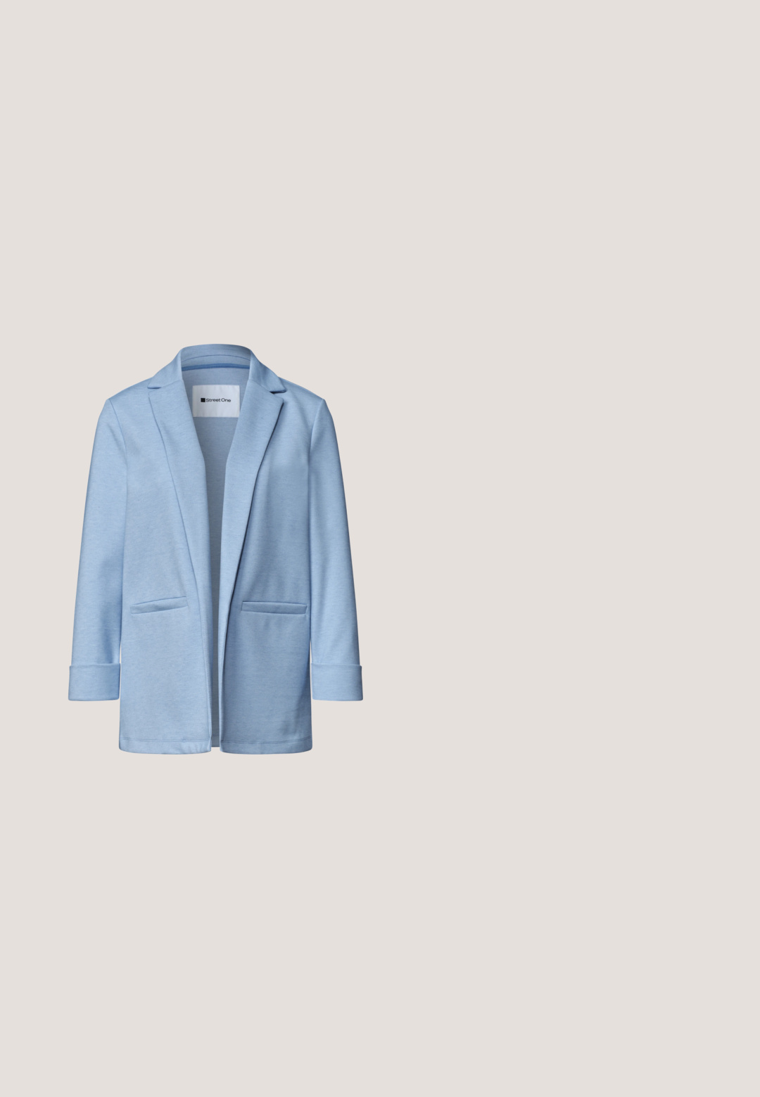 Lichtblauwe getailleerde blazer met inkepingsrevers, twee voorzakken, omgeslagen mouwen en een open voorkant.; Bloemmotief top in verschillende tinten blauw, met een ronde halslijn en korte, losse mouwen. Het materiaal heeft een zachte, lichte textuur.; Blauwe en witte geweven broek met een bladpatroon, elastische tailleband en taps toelopende boorden, gemaakt van lichte, ademende stof.; Lichtblauwe nubuck slingback hak, puntige neus, verstelbaar enkelbandje met metalen gesp, natuurlijke beige binnenzool en lage hak.;  Lichtblauwe leren schoudertas met een witte paneel, rechthoekige vorm, verstelbare band en een gladde textuur. Eenvoudige ritssluiting aan de bovenkant.; Zilverkleurige hoepeloorbellen met een organisch, textuurdesign, voorzien van een golvende vorm en reflecterende afwerking. Versterkt met complexe details.
