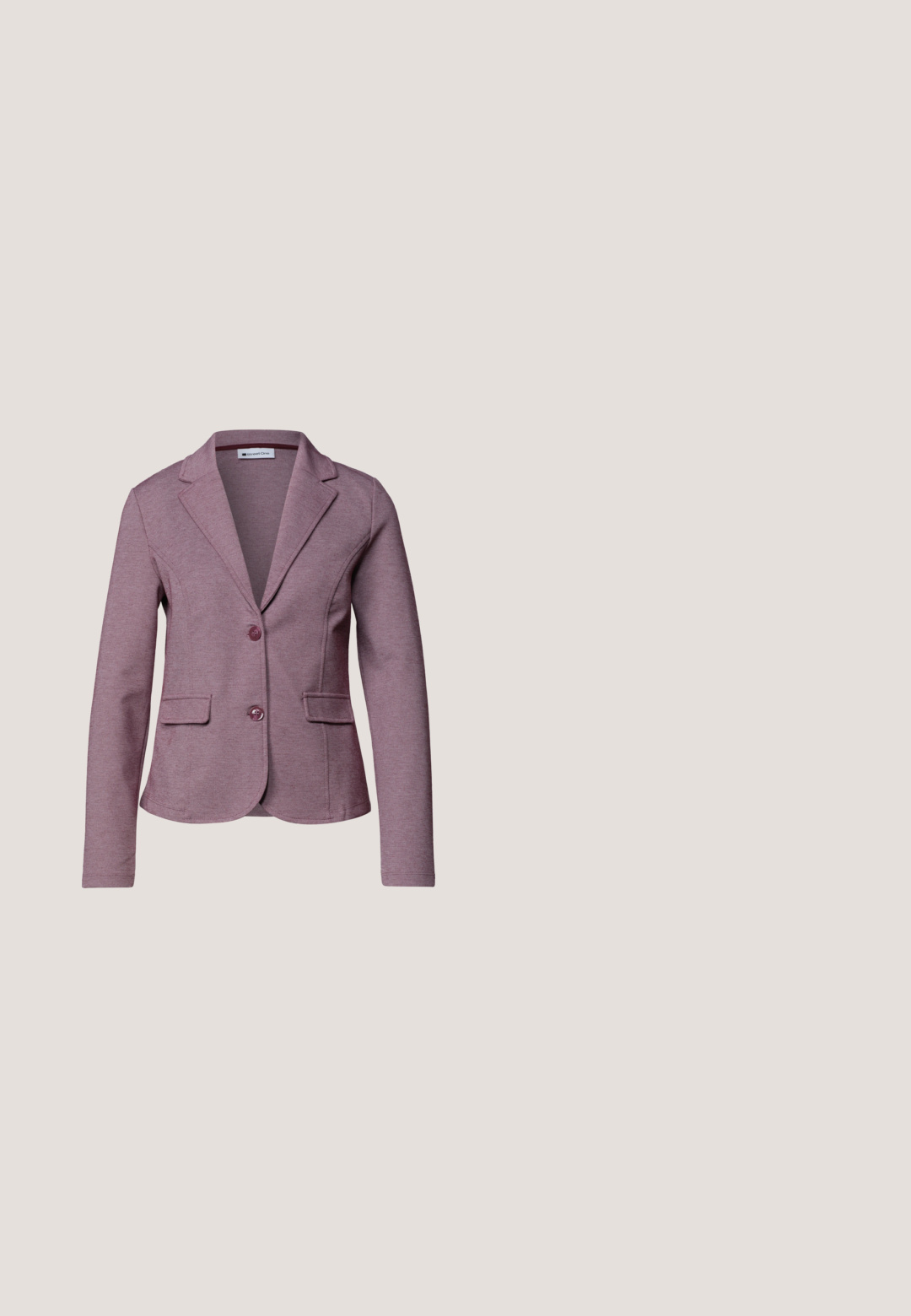 Blazer mauve sur mesure pour femme avec deux boutons, revers crantés, manches longues et deux poches à rabat à l'avant.; Polo mauve sans manches avec col en V et col rabattu, présenté sur un fond blanc uni.; Pantalon slim fit mauve clair avec poches avant, passants pour ceinture, fermeture à glissière et bouton noir, présenté sur fond blanc.; Mocassin en cuir beige avec une couture et un nœud décoratif sur le devant. Dispose d'une semelle en caoutchouc texturée pour une meilleure adhérence et un léger rembourrage.; Sacoche en cuir violet clair avec rabat avant, petite poche cousue, bandoulière réglable avec boucle dorée, sur fond blanc.; Bracelet multi-brins composé de perles roses et jaunes avec une chaîne en or, fini par un fermoir en or embossé portant la mention "BREIL."