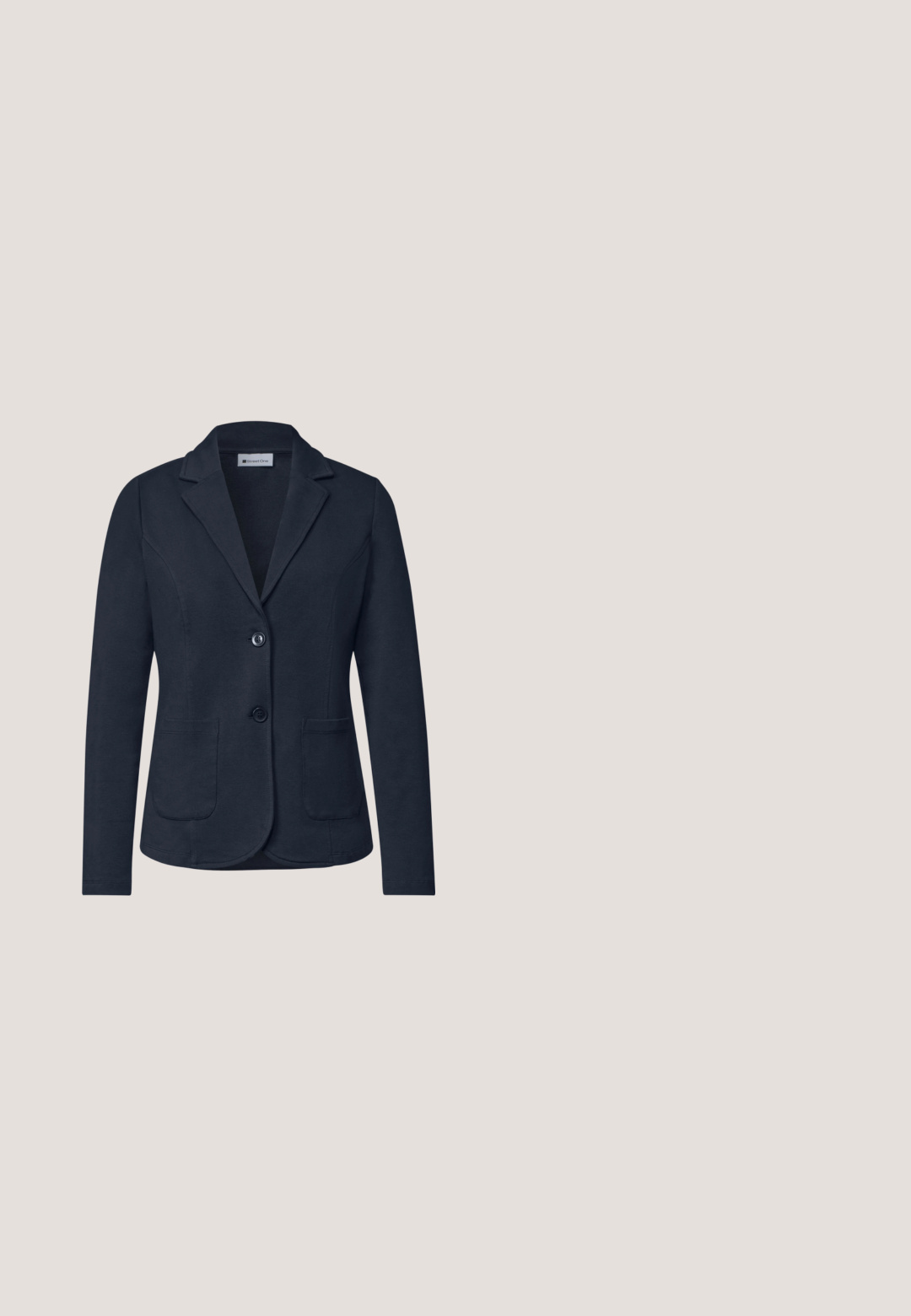 Marineblauer Damenblazer mit zwei vorderen Knöpfen, Reverskragen, langen Ärmeln und zwei vorderen aufgesetzten Taschen.; Kragenloses T-Shirt aus Baumwolle in Marineblau mit kurzen Ärmeln. Es verfügt über einen U-Boot-Ausschnitt und einen lockeren Schnitt mit seitlichen Schlitzen für mehr Bewegungsfreiheit.; Marineblaue, schmal geschnittene Anzughose mit Gürtelschlaufen und frontaler Reißverschluss, präsentiert auf weißem Hintergrund.; Schwarzer Wildleder-Slingback-Kitten-Heel-Schuh mit spitz zulaufender Vorderseite und Schnallenriemen auf weißem Hintergrund.; Dunkelblauer Leder-Shopper mit zwei langen Griffen und einem kleinen goldenen, halbmondförmigen Emblem in der Mitte vorne.; Silberohrringe mit einem birnenförmigen blauen Edelstein und akzentuiertem, gedrehtem Design. Hochglanzpolierte Oberfläche, sichere Steckverschluss.