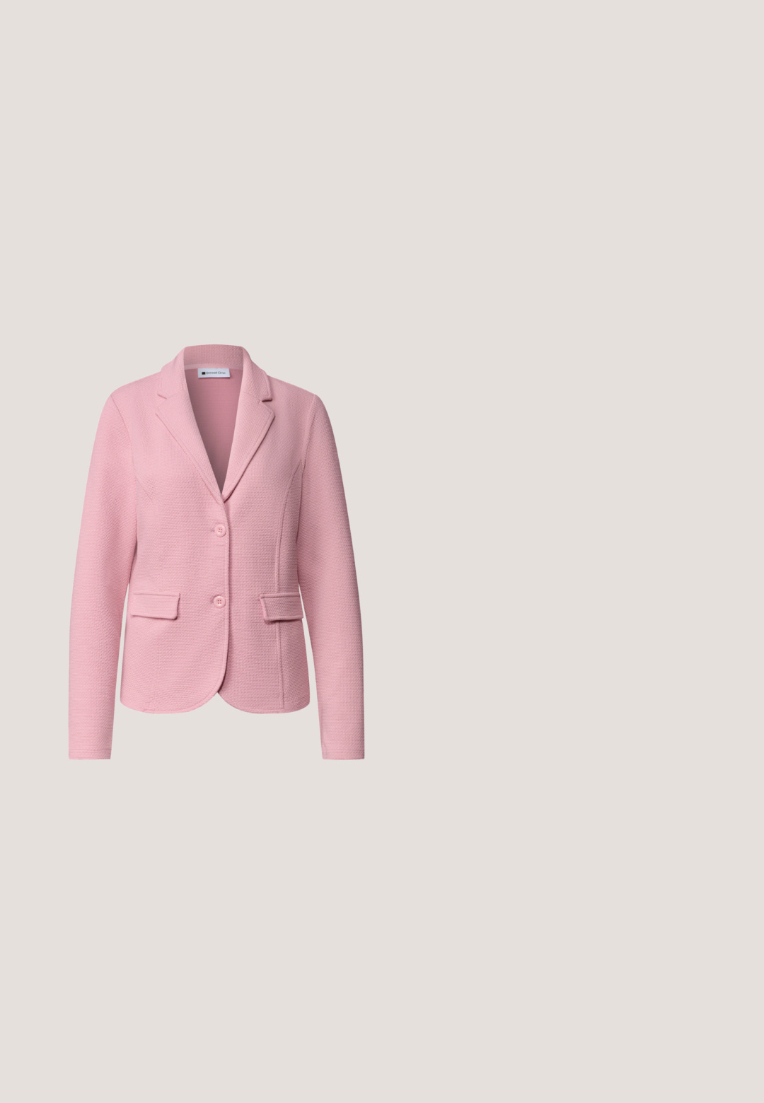 Blazer rose texturé à manches longues, deux boutons, col cranté et deux poches avant avec rabat, de la marque Street One.; Débardeur rose clair côtelé avec bordure en dentelle festonnée au niveau de l'encolure, des emmanchures et de l'ourlet, style sans manches et ajusté.; Pantalon rose pâle à jambes droites avec passants de ceinture et détails de couture avant, présenté sur un fond blanc.; Baskets basses blanches avec dessus en suède rose, languette de talon en bronze métallique, lacets blancs et semelle en caoutchouc crème.; Sac à main en cuir rose de forme arrondie, doté d'un rabat à l'avant et d'une fermeture à sangle centrale. Texture lisse avec un léger détail en grain.; Bracelet jonc en résine rose avec un petit détail lettre « C » en or sur fond blanc.